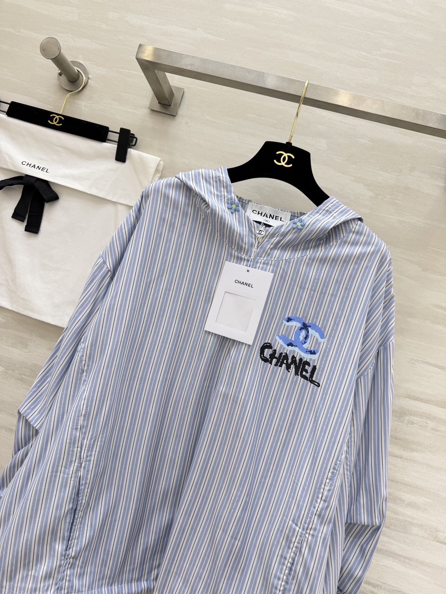 #Chane♡²⁶中古系列 连帽防晒衣卫衣上衣 轻薄透气面料 春夏防晒刚需 手绘蓝标+帽檐小花扣 清新又