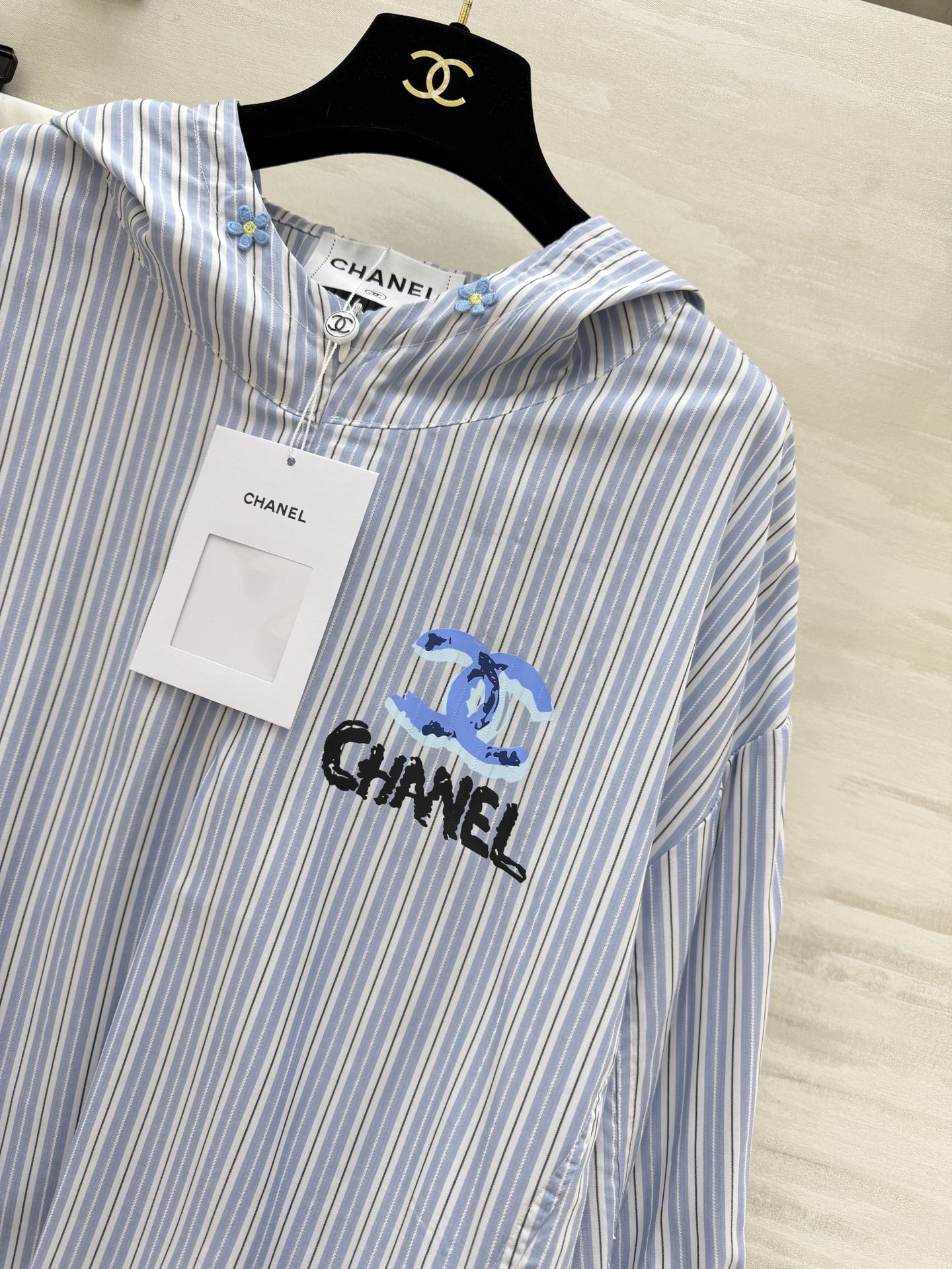 #Chane♡²⁶中古系列 连帽防晒衣卫衣上衣 轻薄透气面料 春夏防晒刚需 手绘蓝标+帽檐小花扣 清新又