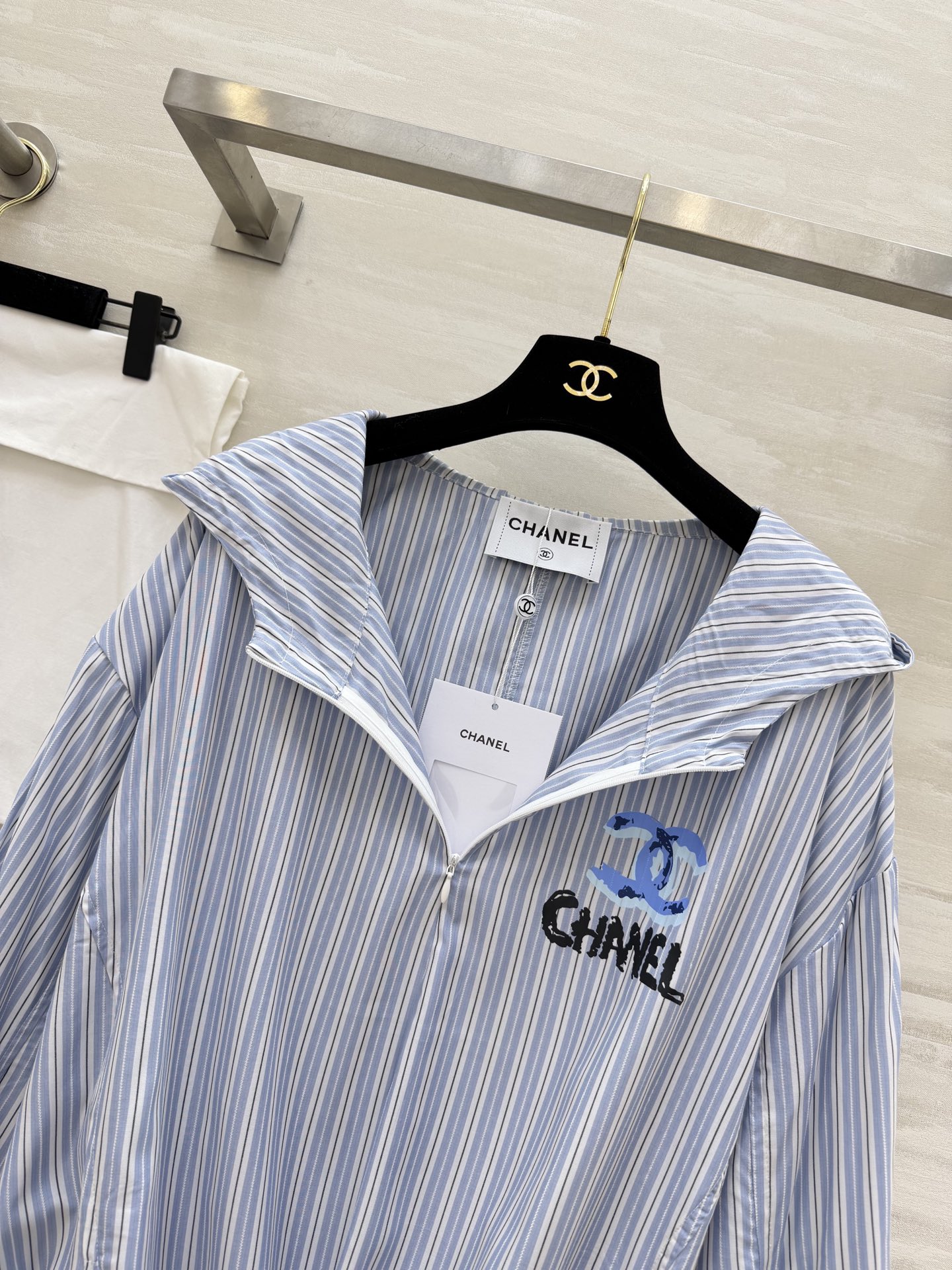 #Chane♡²⁶中古系列 连帽防晒衣卫衣上衣 轻薄透气面料 春夏防晒刚需 手绘蓝标+帽檐小花扣 清新又