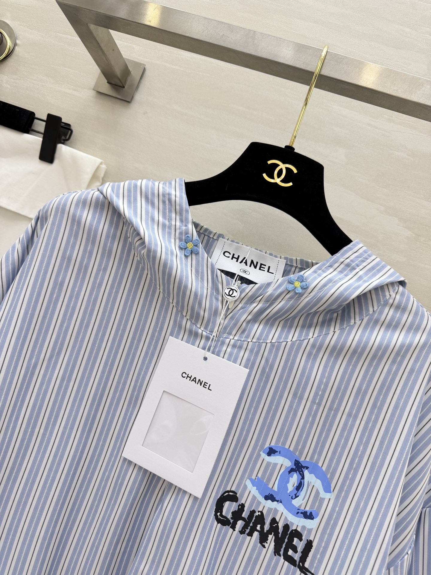 #Chane♡²⁶中古系列 连帽防晒衣卫衣上衣 轻薄透气面料 春夏防晒刚需 手绘蓝标+帽檐小花扣 清新又