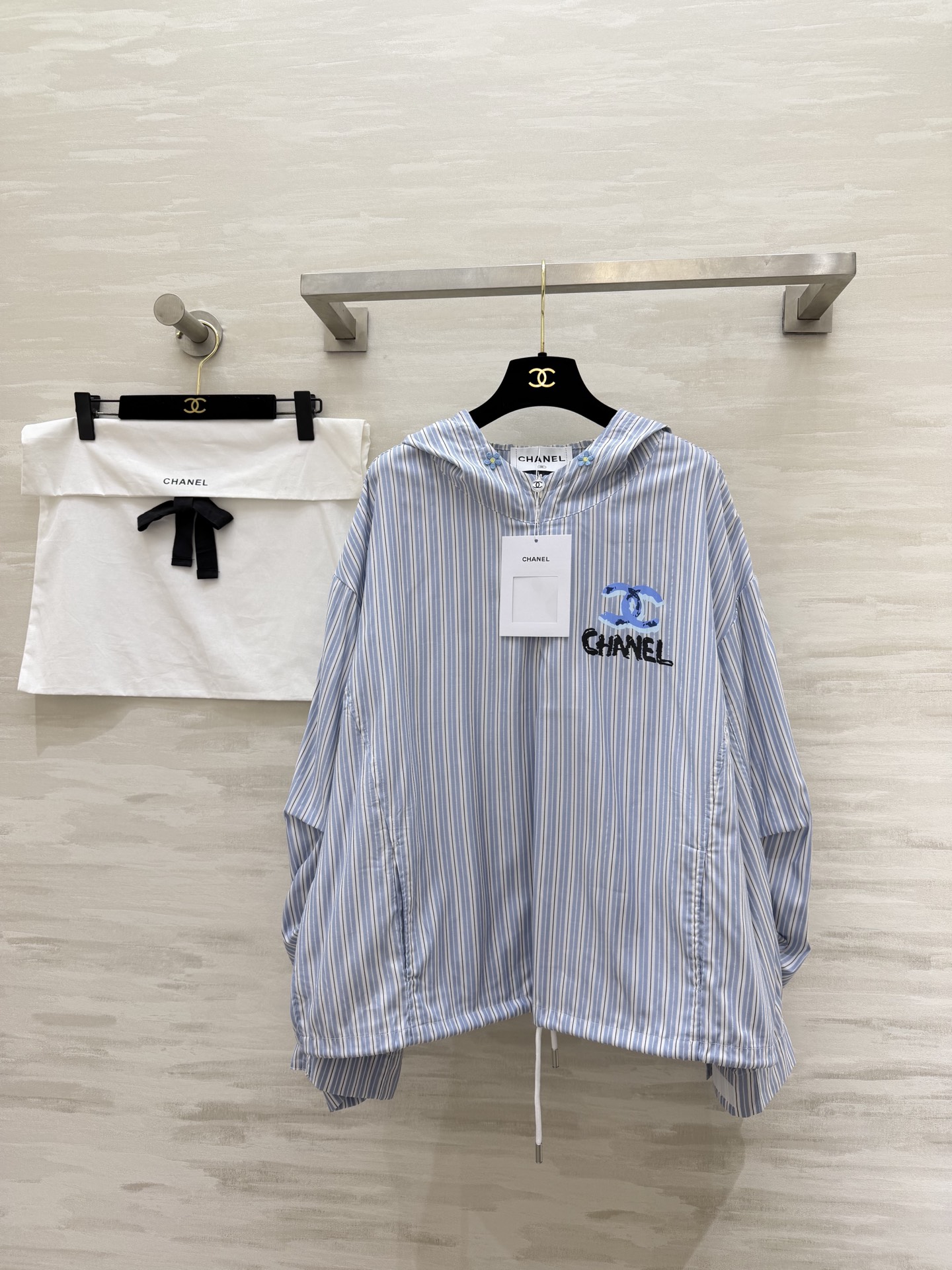 #Chane♡²⁶中古系列 连帽防晒衣卫衣上衣 轻薄透气面料 春夏防晒刚需 手绘蓝标+帽檐小花扣 清新又