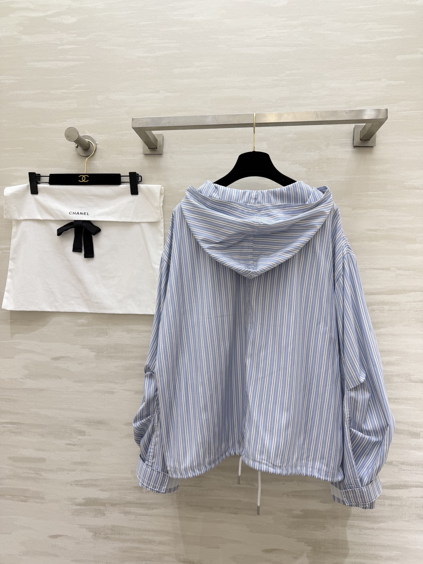 #Chane♡²⁶中古系列 连帽防晒衣卫衣上衣 轻薄透气面料 春夏防晒刚需 手绘蓝标+帽檐小花扣 清新又