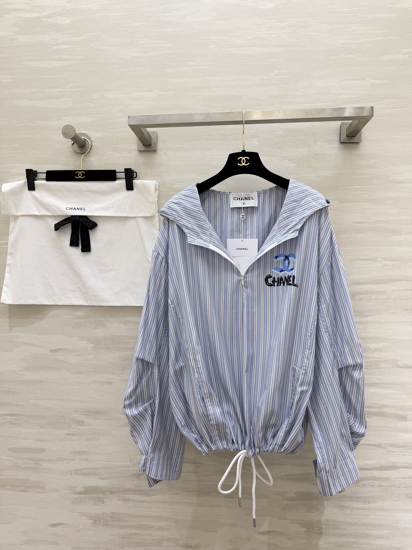 #Chane♡²⁶中古系列 连帽防晒衣卫衣上衣 轻薄透气面料 春夏防晒刚需 手绘蓝标+帽檐小花扣 清新又