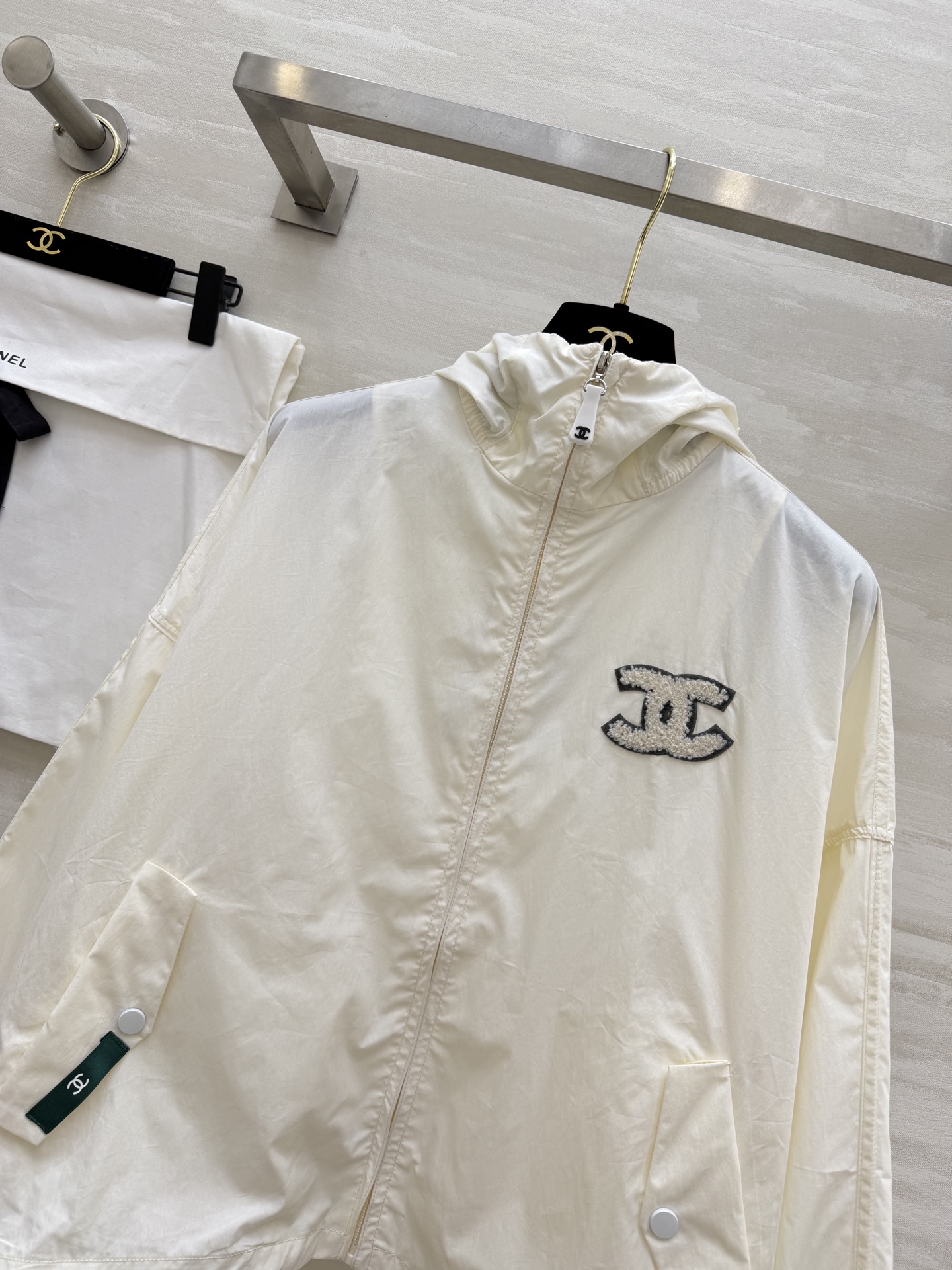 #Chane♡²⁶中古系列 连帽防晒外套 把随性与酷感穿在身上 双C标识+绿色织标 低调又有辨识度c下摆