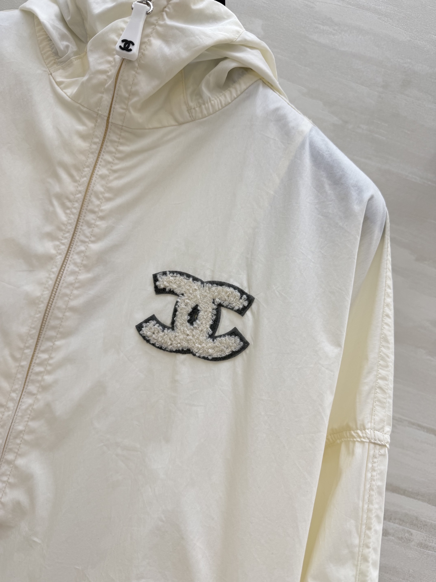 #Chane♡²⁶中古系列 连帽防晒外套 把随性与酷感穿在身上 双C标识+绿色织标 低调又有辨识度c下摆