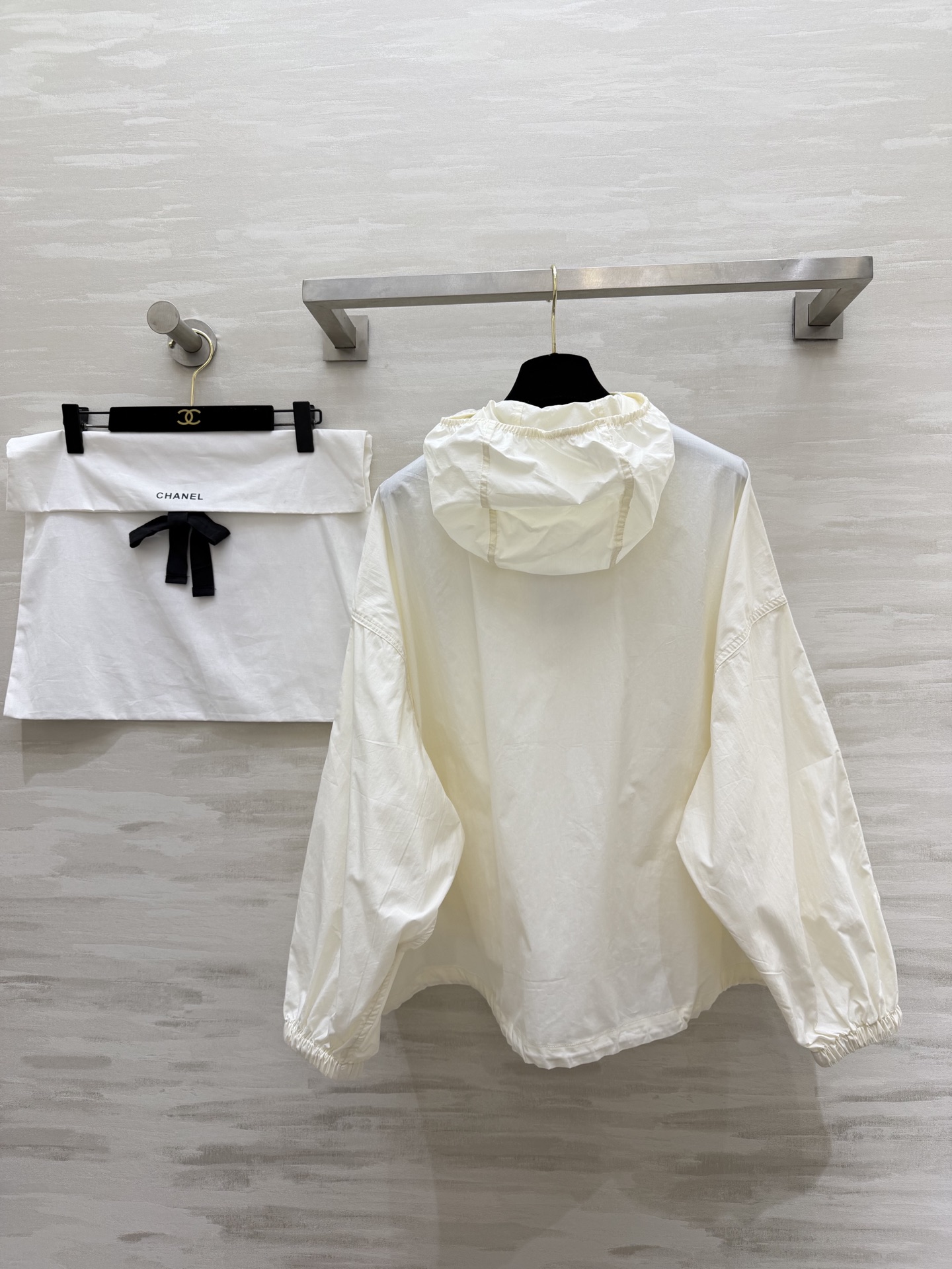 #Chane♡²⁶中古系列 连帽防晒外套 把随性与酷感穿在身上 双C标识+绿色织标 低调又有辨识度c下摆