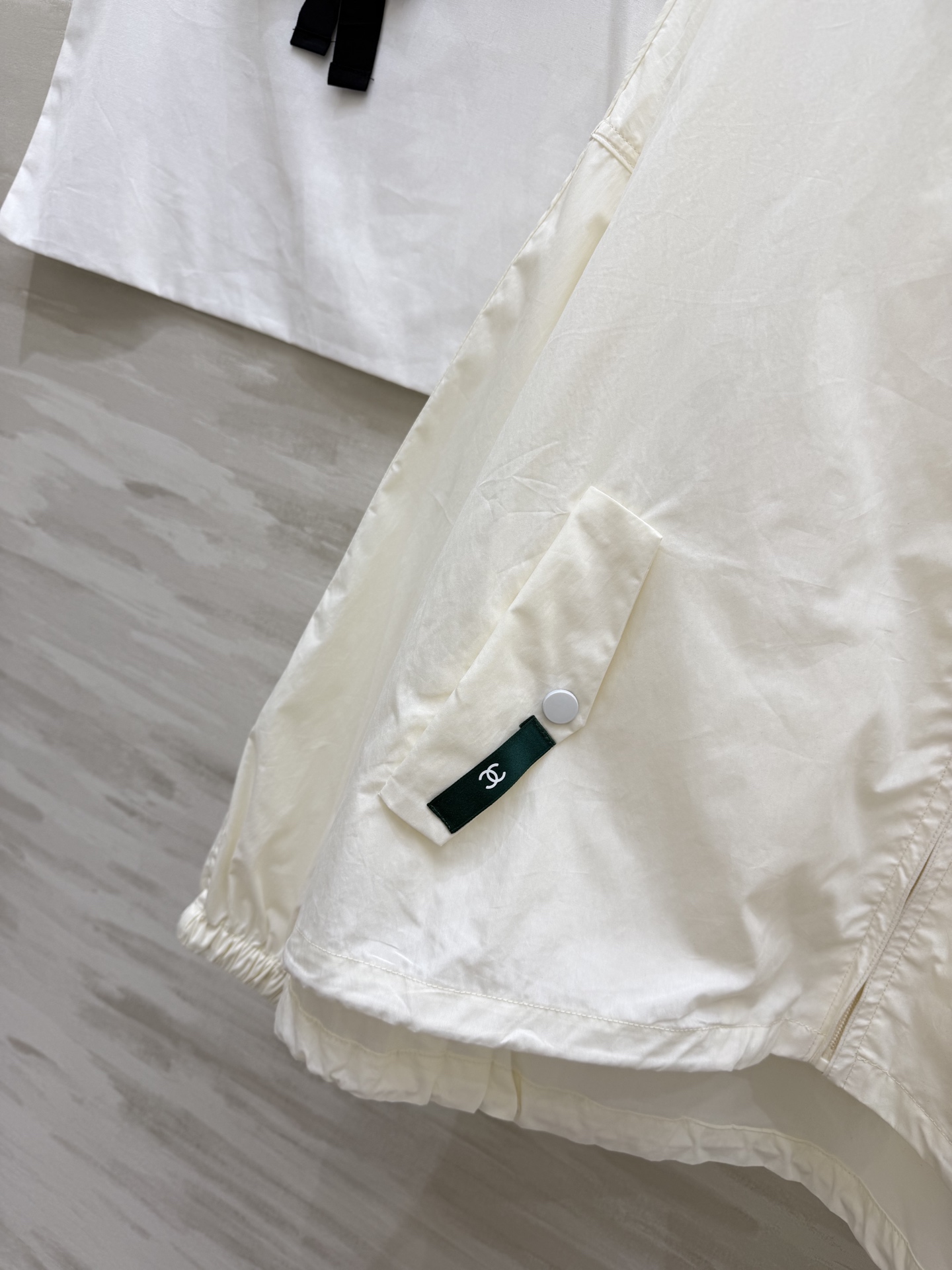 #Chane♡²⁶中古系列 连帽防晒外套 把随性与酷感穿在身上 双C标识+绿色织标 低调又有辨识度c下摆