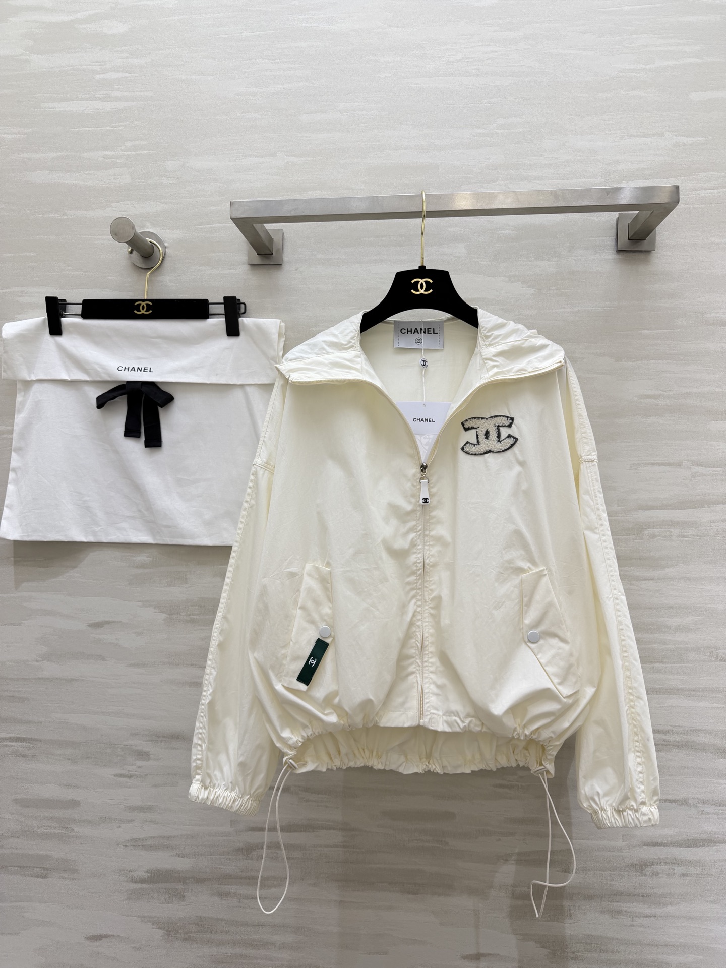 #Chane♡²⁶中古系列 连帽防晒外套 把随性与酷感穿在身上 双C标识+绿色织标 低调又有辨识度c下摆