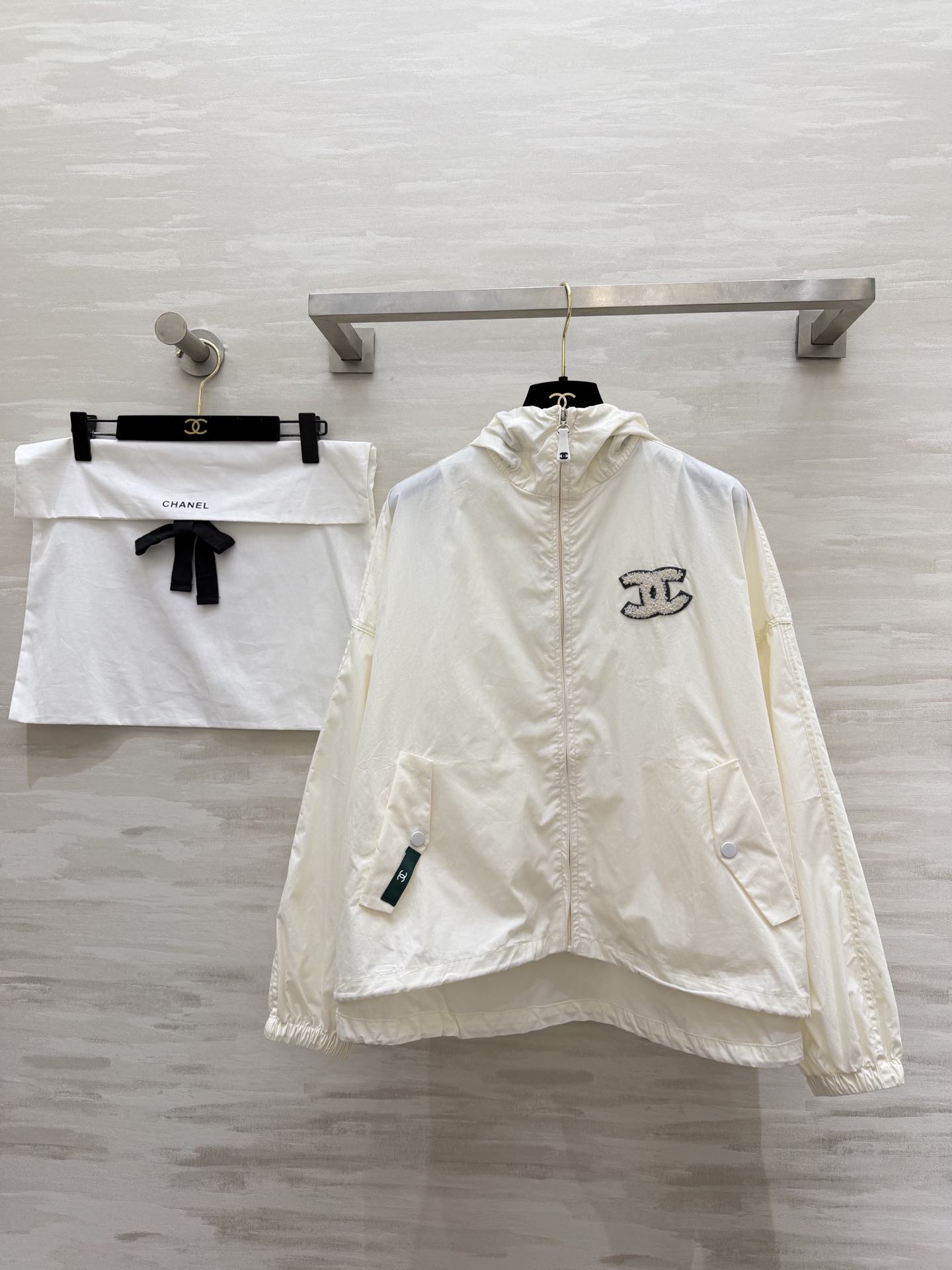 #Chane♡²⁶中古系列 连帽防晒外套 把随性与酷感穿在身上 双C标识+绿色织标 低调又有辨识度c下摆