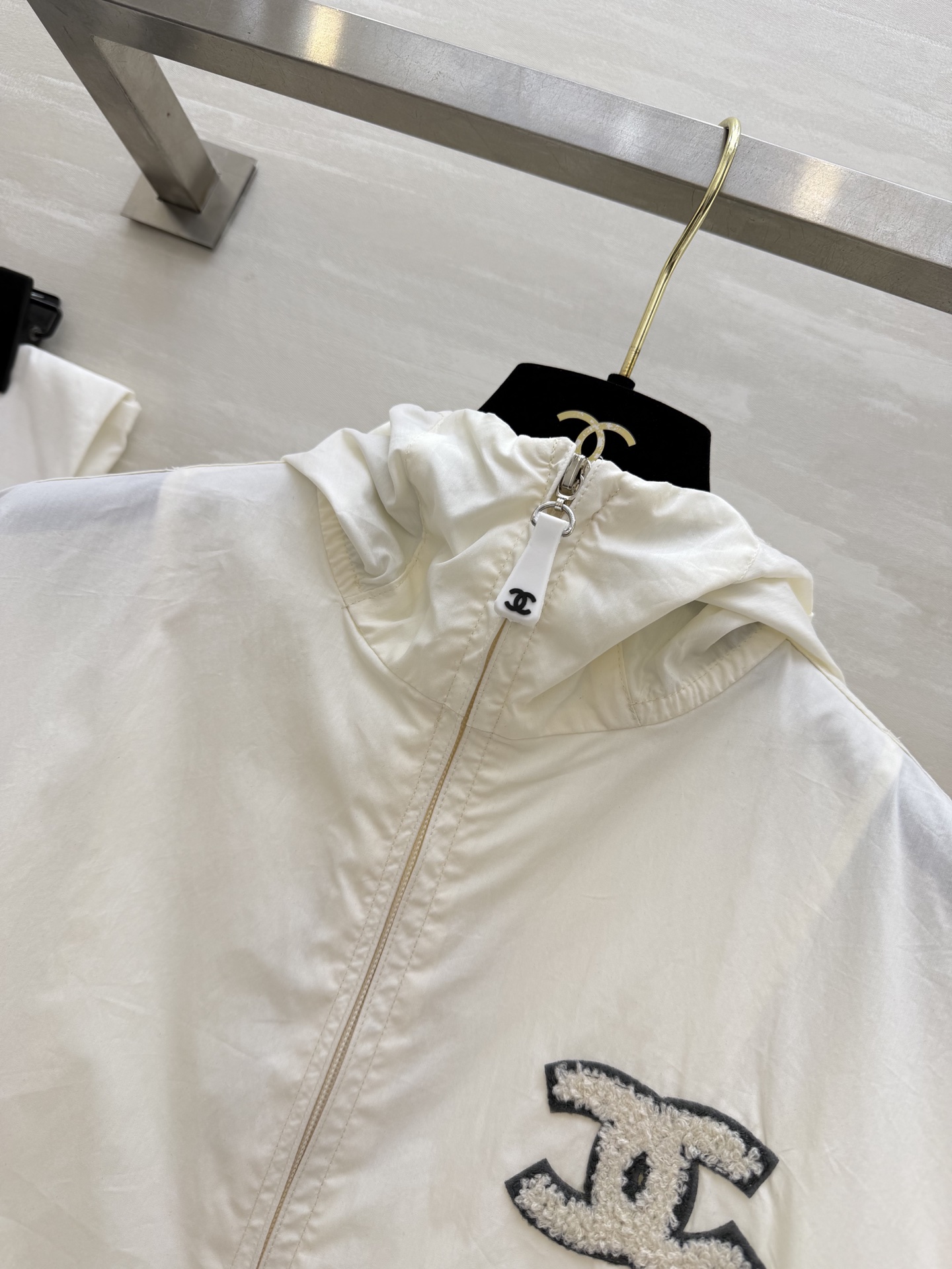 #Chane♡²⁶中古系列 连帽防晒外套 把随性与酷感穿在身上 双C标识+绿色织标 低调又有辨识度c下摆