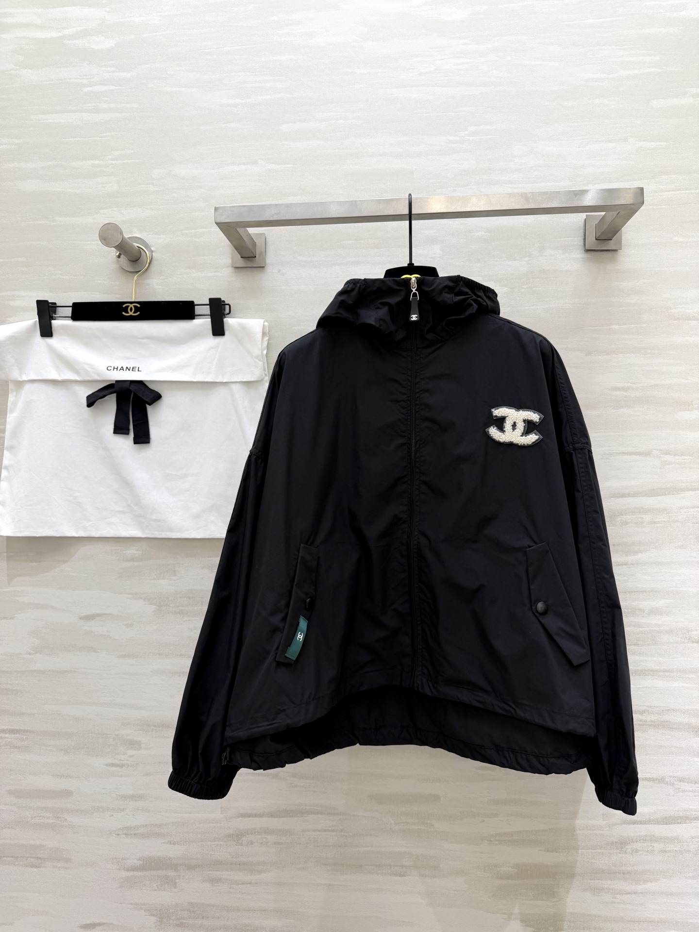 #Chane♡²⁶中古系列 连帽防晒外套 把随性与酷感穿在身上 双C标识+绿色织标 低调又有辨识度c下摆