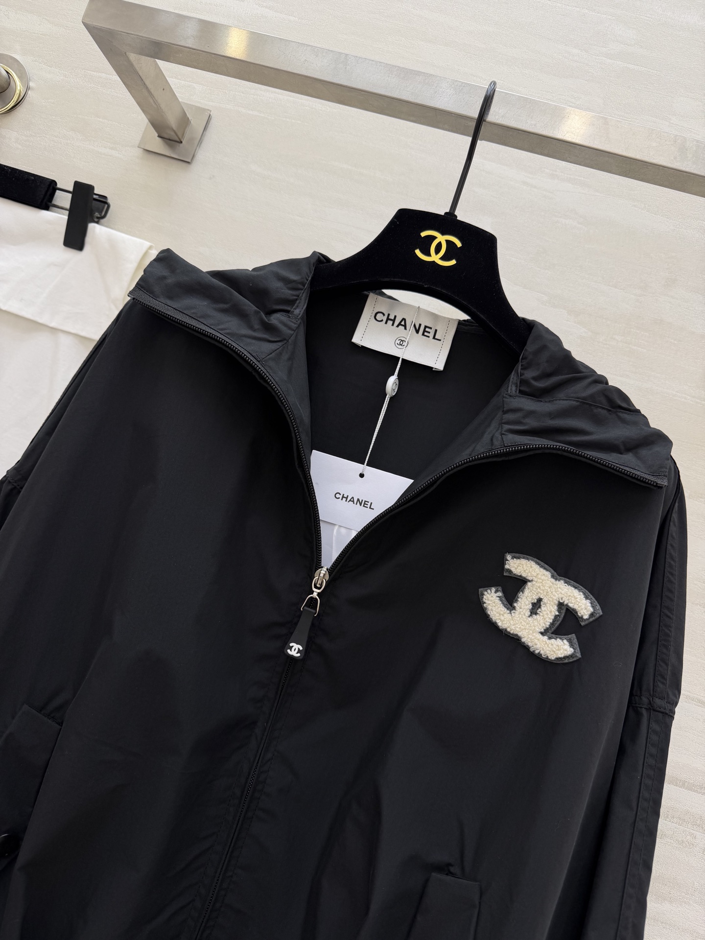 #Chane♡²⁶中古系列 连帽防晒外套 把随性与酷感穿在身上 双C标识+绿色织标 低调又有辨识度c下摆