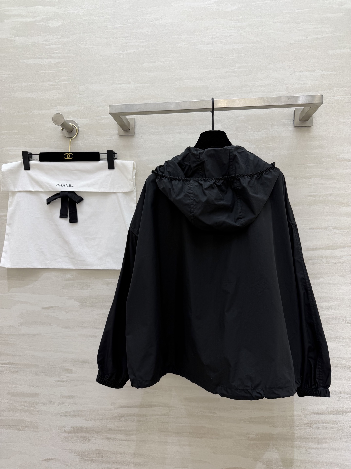 #Chane♡²⁶中古系列 连帽防晒外套 把随性与酷感穿在身上 双C标识+绿色织标 低调又有辨识度c下摆