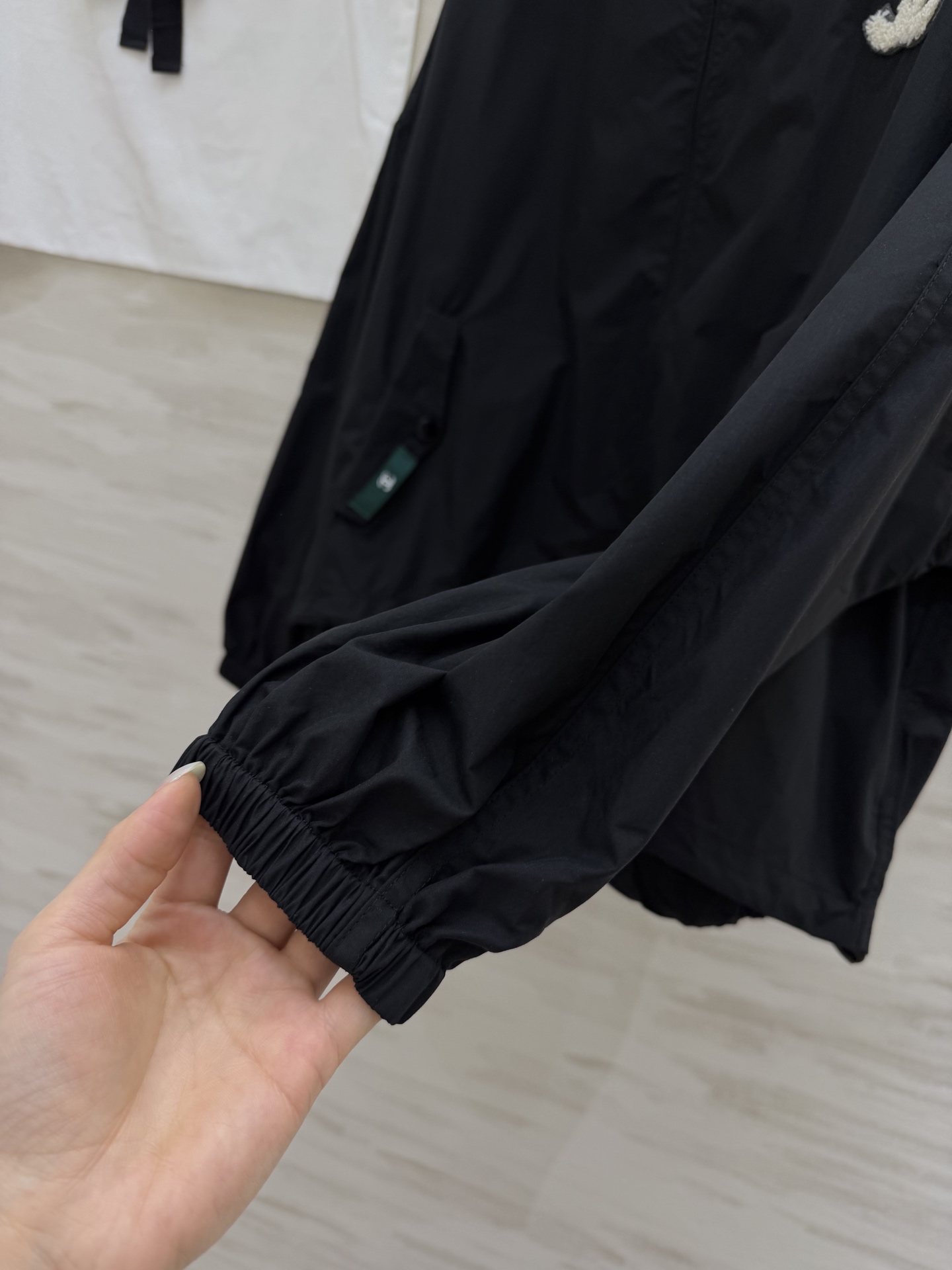 #Chane♡²⁶中古系列 连帽防晒外套 把随性与酷感穿在身上 双C标识+绿色织标 低调又有辨识度c下摆