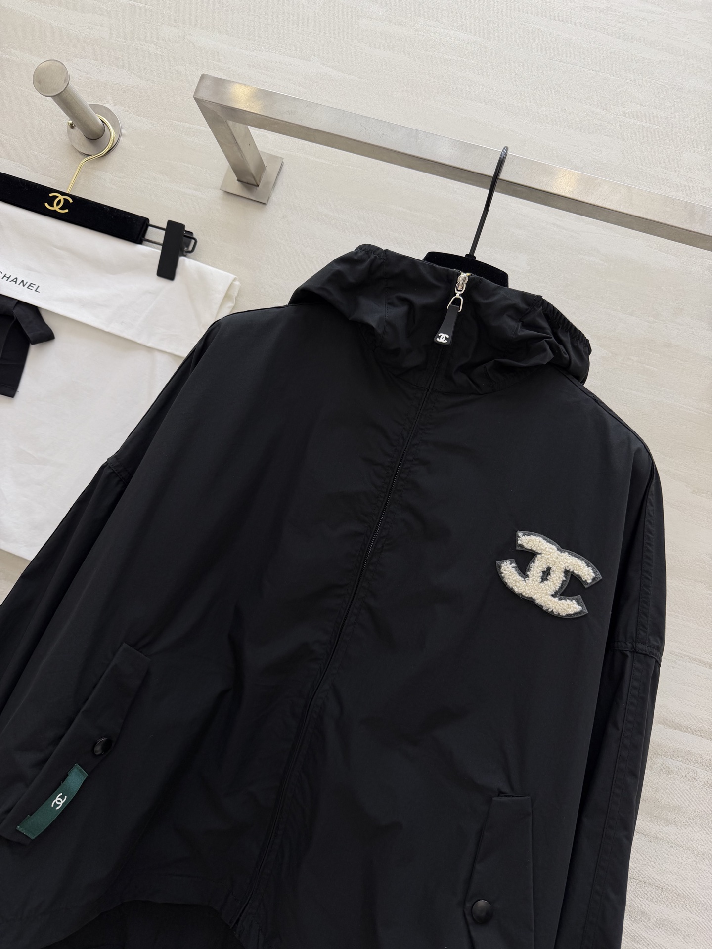 #Chane♡²⁶中古系列 连帽防晒外套 把随性与酷感穿在身上 双C标识+绿色织标 低调又有辨识度c下摆