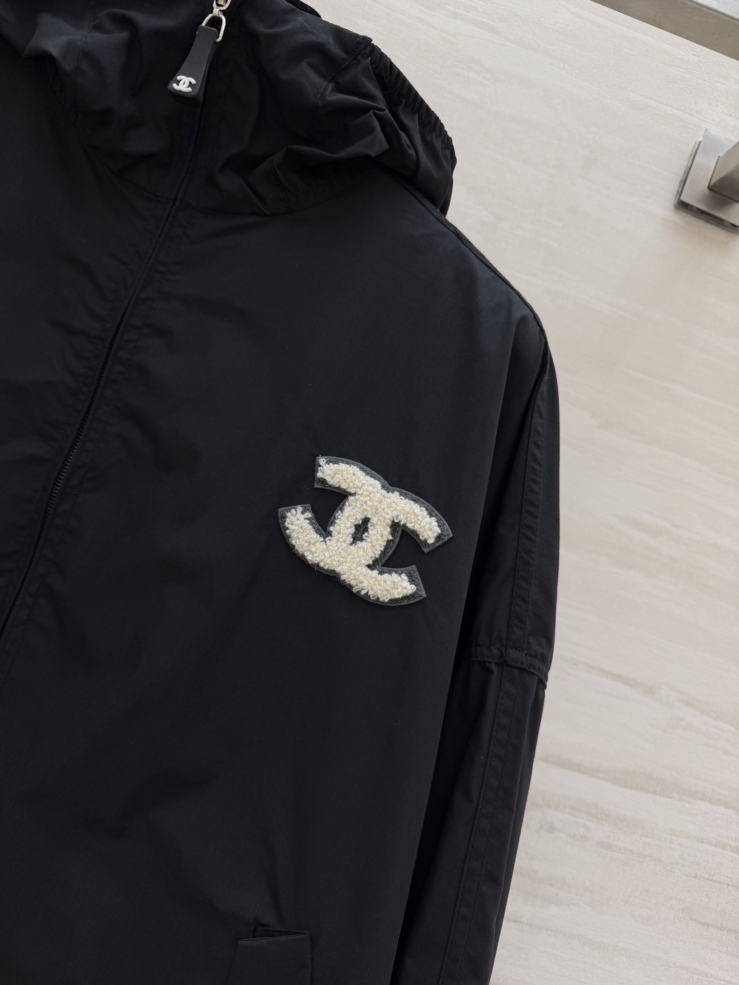 #Chane♡²⁶中古系列 连帽防晒外套 把随性与酷感穿在身上 双C标识+绿色织标 低调又有辨识度c下摆