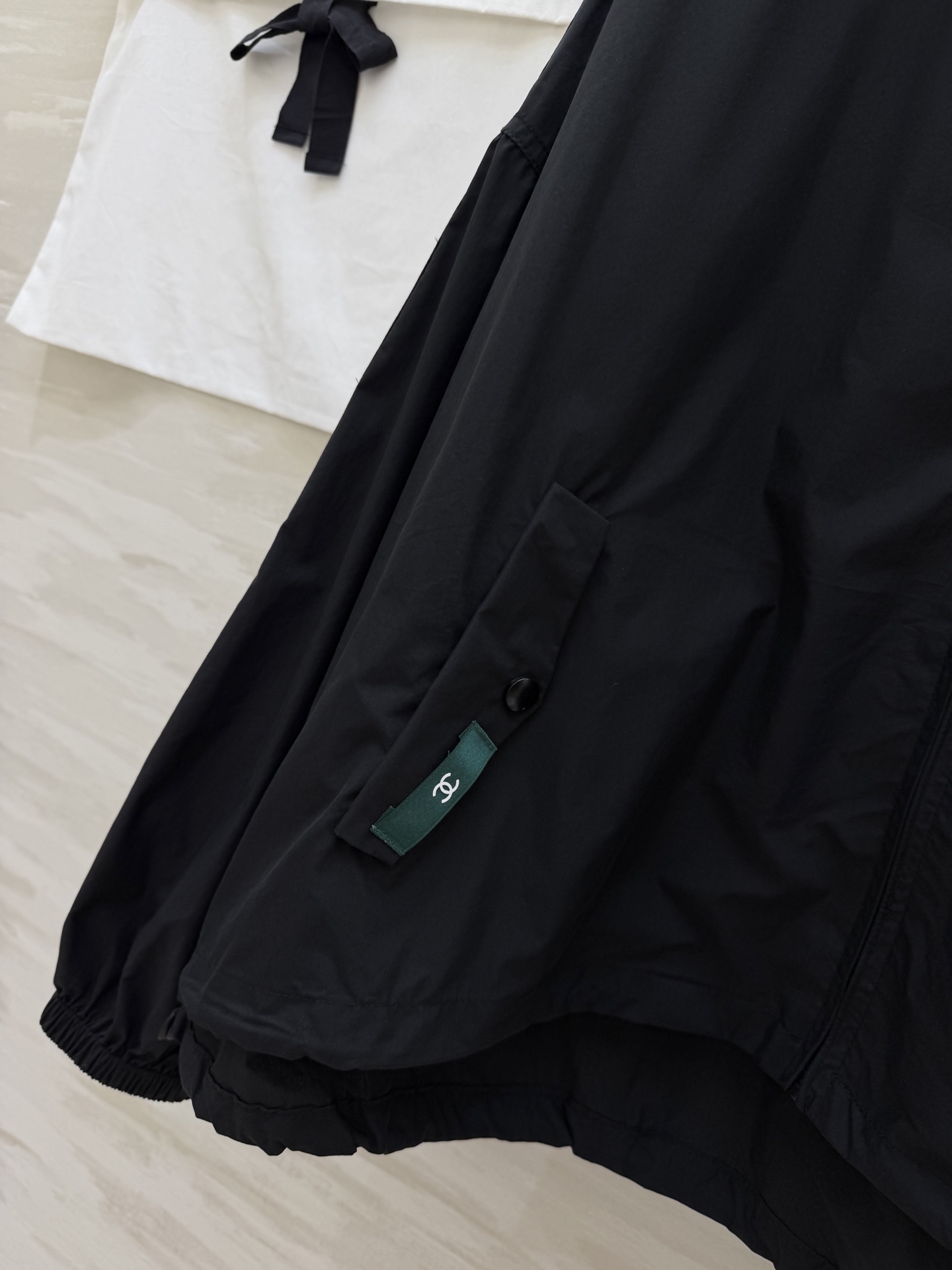 #Chane♡²⁶中古系列 连帽防晒外套 把随性与酷感穿在身上 双C标识+绿色织标 低调又有辨识度c下摆