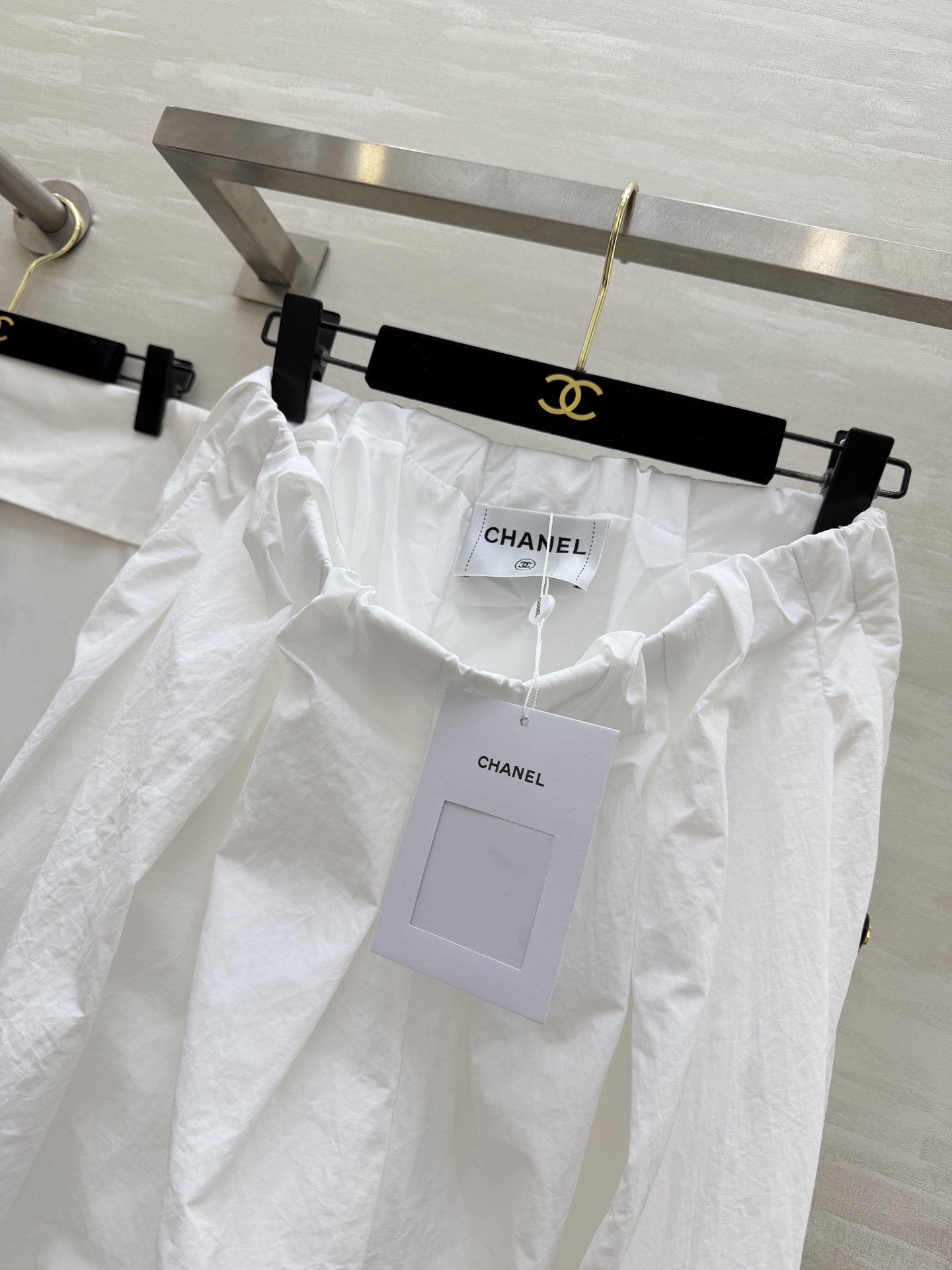 #Chane♡²⁶中古系列黑白褶皱裤裙 把松弛与利落穿在身上 松紧腰+大摆褶皱 舒适又藏肉 侧边开模纽扣