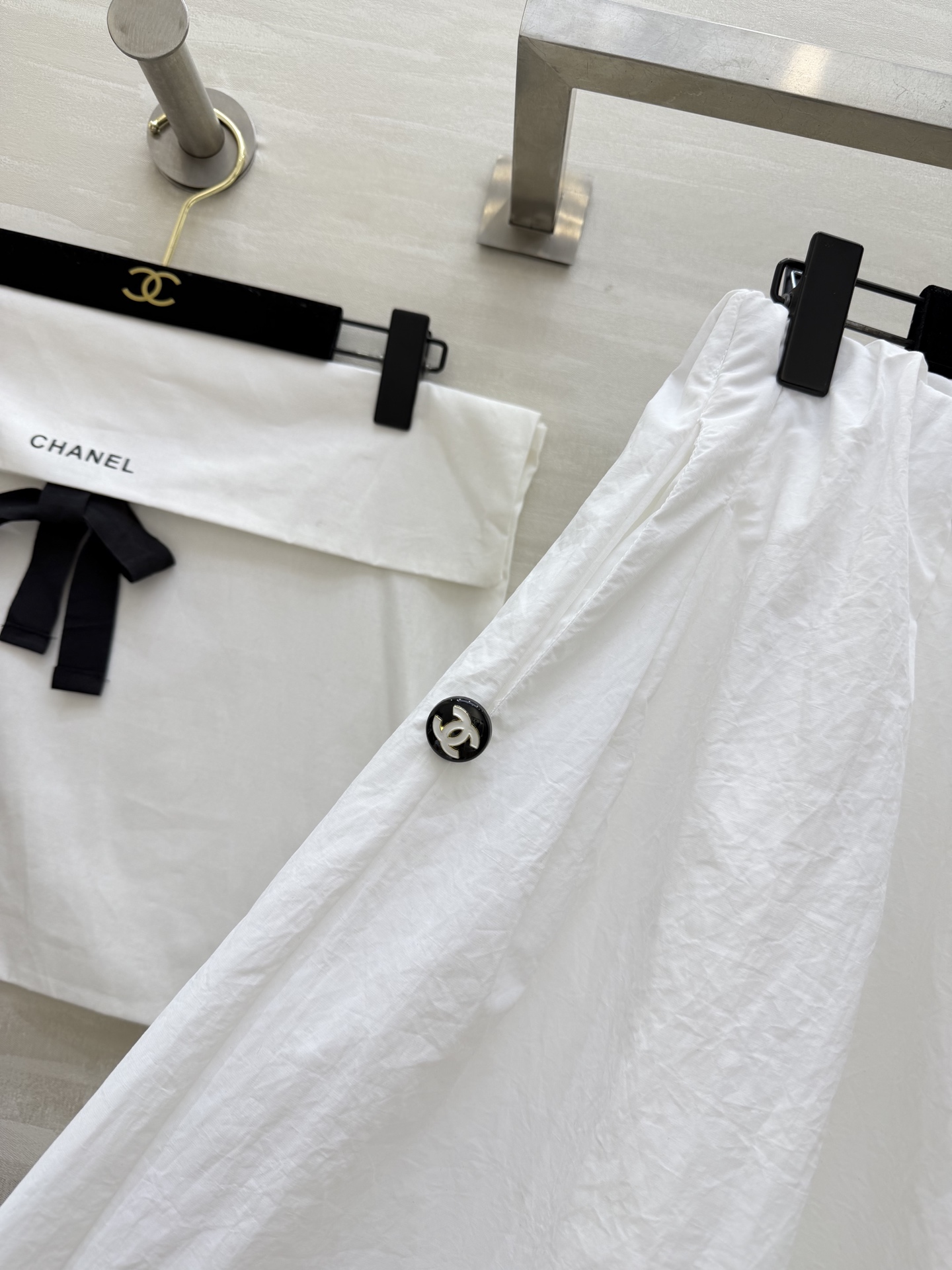 #Chane♡²⁶中古系列黑白褶皱裤裙 把松弛与利落穿在身上 松紧腰+大摆褶皱 舒适又藏肉 侧边开模纽扣