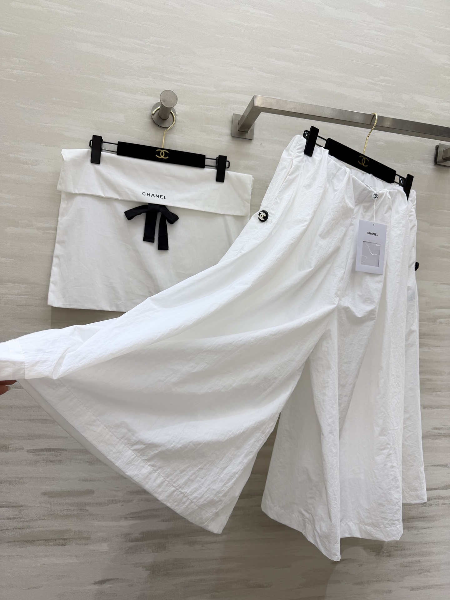 #Chane♡²⁶中古系列黑白褶皱裤裙 把松弛与利落穿在身上 松紧腰+大摆褶皱 舒适又藏肉 侧边开模纽扣