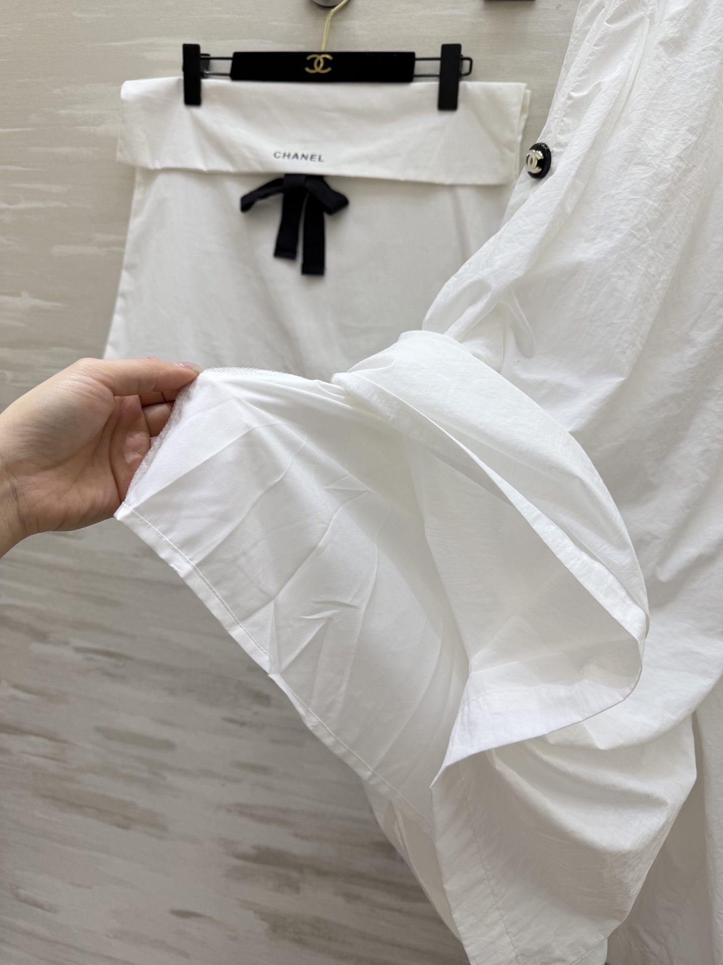 #Chane♡²⁶中古系列黑白褶皱裤裙 把松弛与利落穿在身上 松紧腰+大摆褶皱 舒适又藏肉 侧边开模纽扣