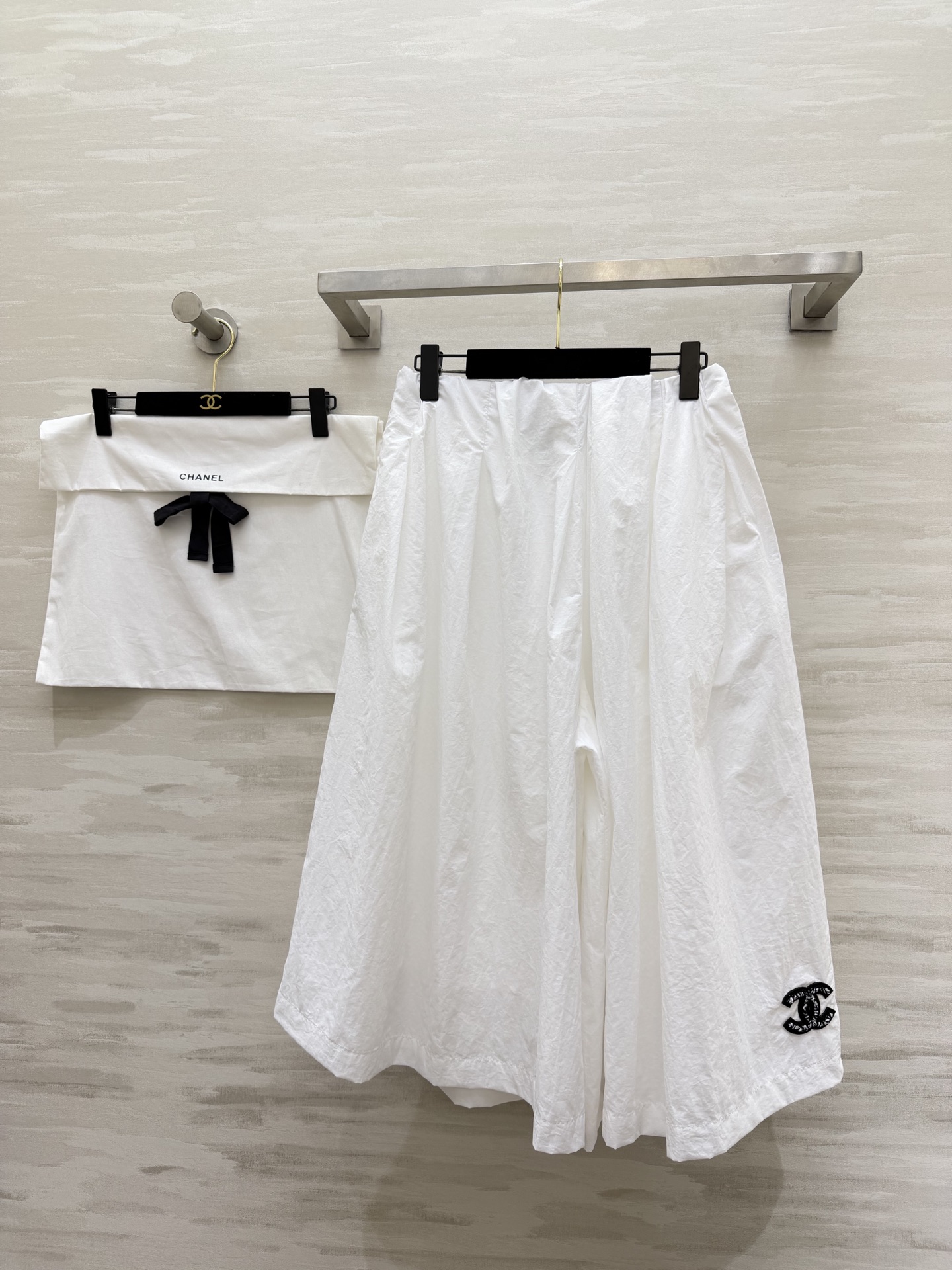 #Chane♡²⁶中古系列黑白褶皱裤裙 把松弛与利落穿在身上 松紧腰+大摆褶皱 舒适又藏肉 侧边开模纽扣