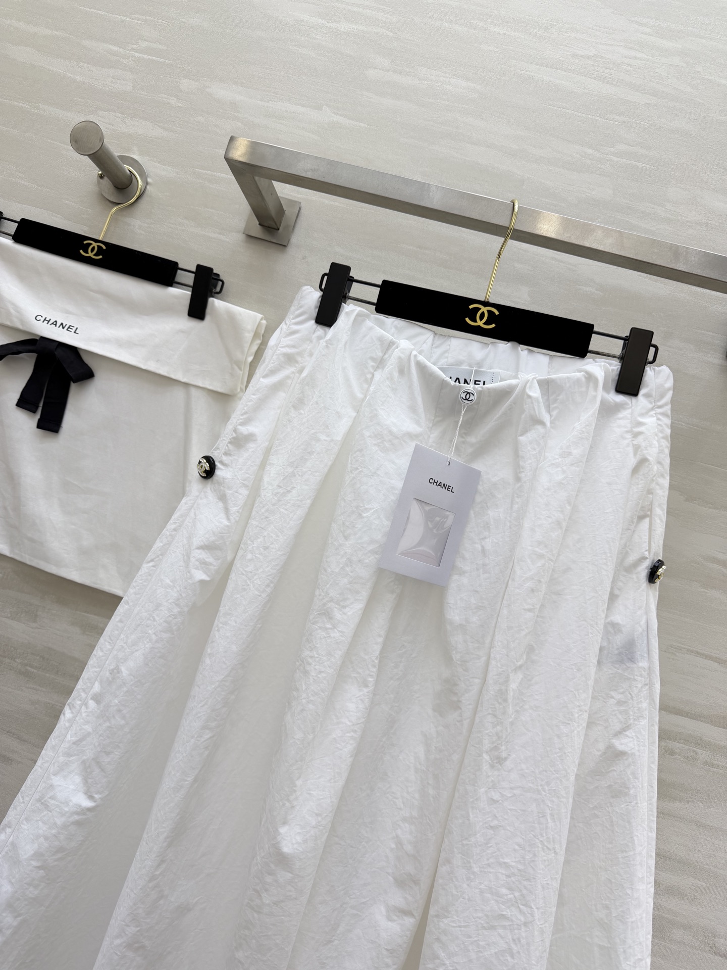 #Chane♡²⁶中古系列黑白褶皱裤裙 把松弛与利落穿在身上 松紧腰+大摆褶皱 舒适又藏肉 侧边开模纽扣