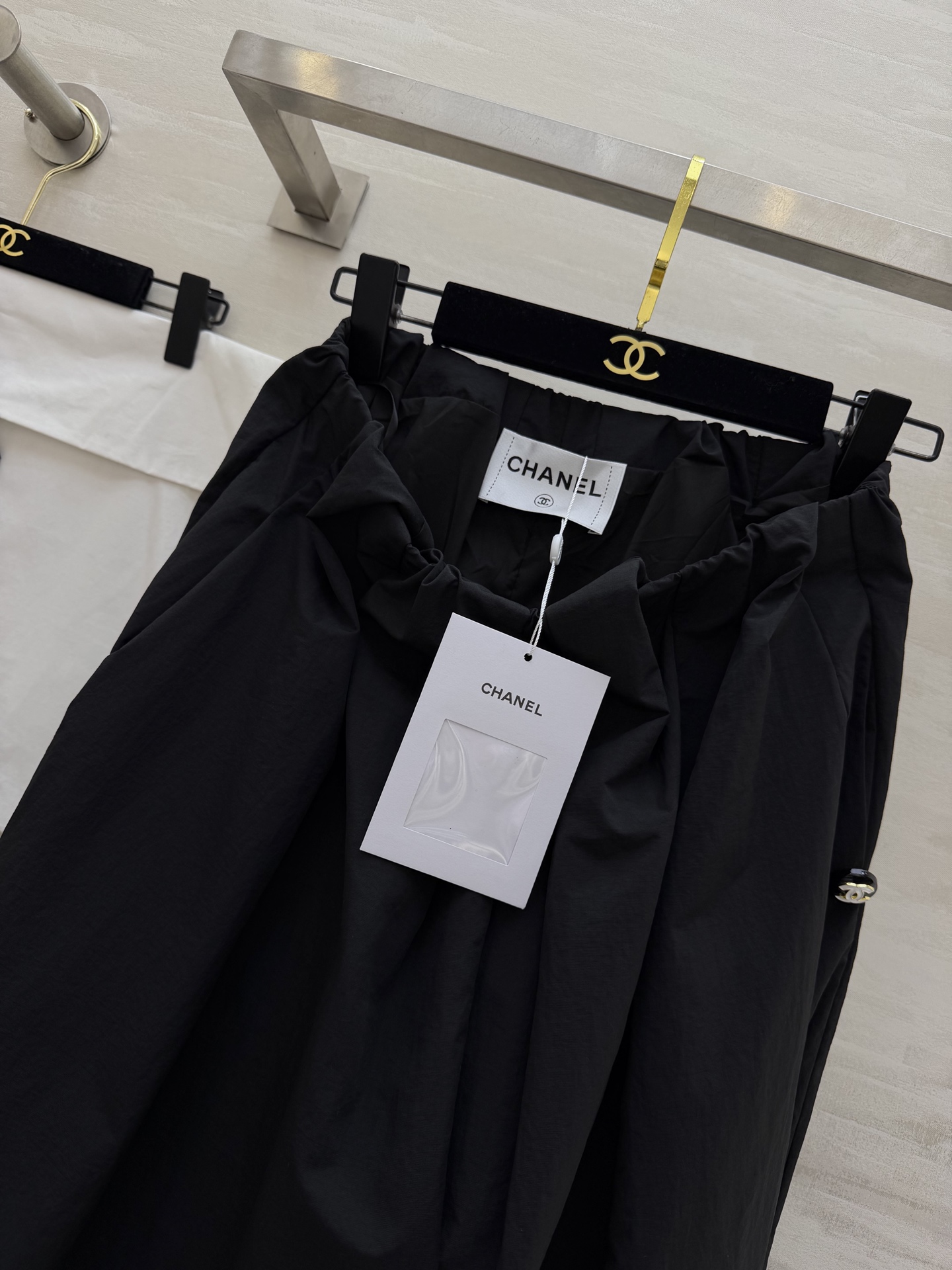 #Chane♡²⁶中古系列黑白褶皱裤裙 把松弛与利落穿在身上 松紧腰+大摆褶皱 舒适又藏肉 侧边开模纽扣