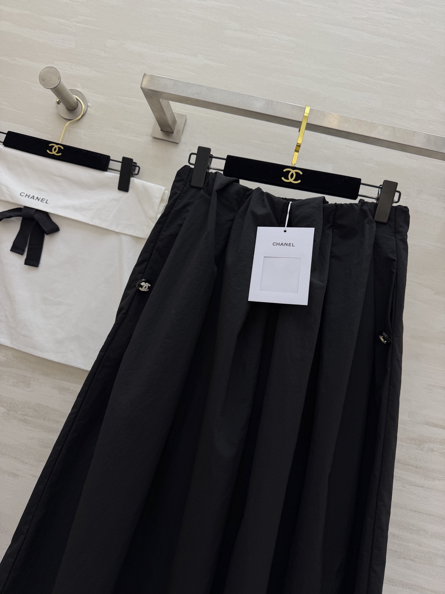 #Chane♡²⁶中古系列黑白褶皱裤裙 把松弛与利落穿在身上 松紧腰+大摆褶皱 舒适又藏肉 侧边开模纽扣