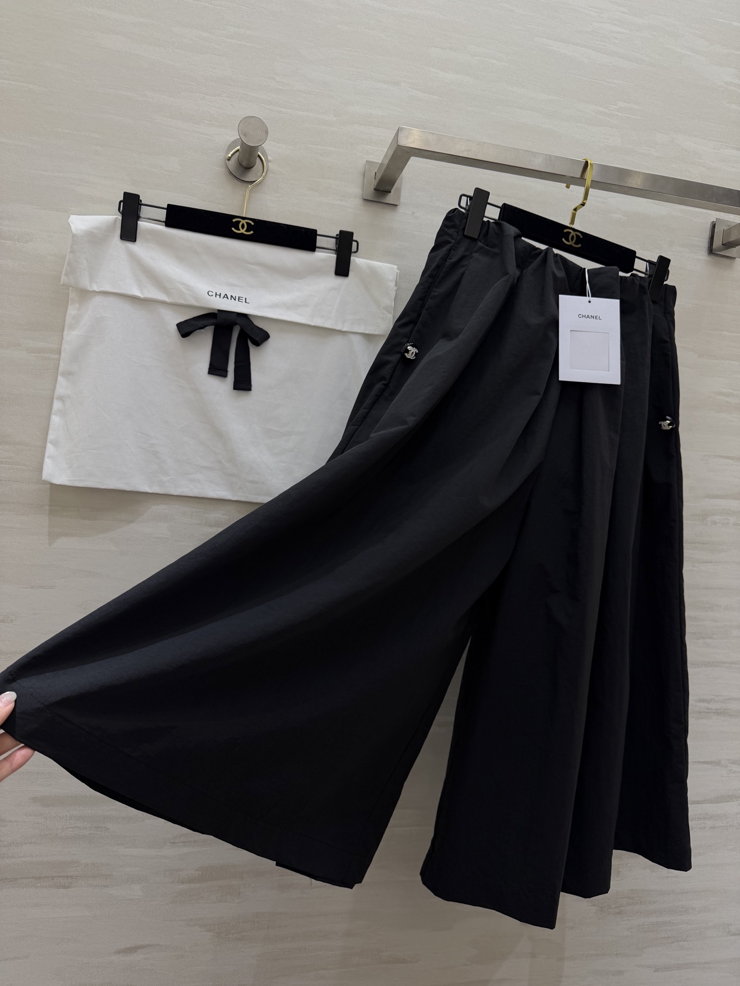 #Chane♡²⁶中古系列黑白褶皱裤裙 把松弛与利落穿在身上 松紧腰+大摆褶皱 舒适又藏肉 侧边开模纽扣