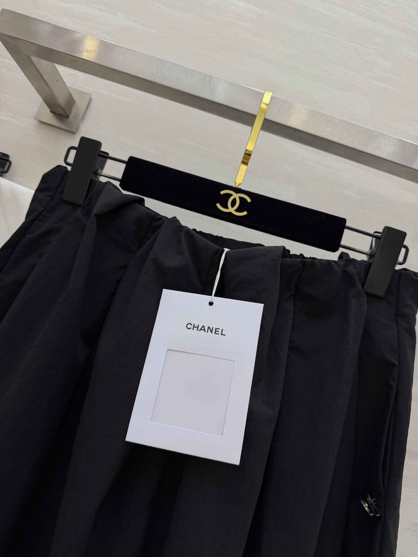 #Chane♡²⁶中古系列黑白褶皱裤裙 把松弛与利落穿在身上 松紧腰+大摆褶皱 舒适又藏肉 侧边开模纽扣