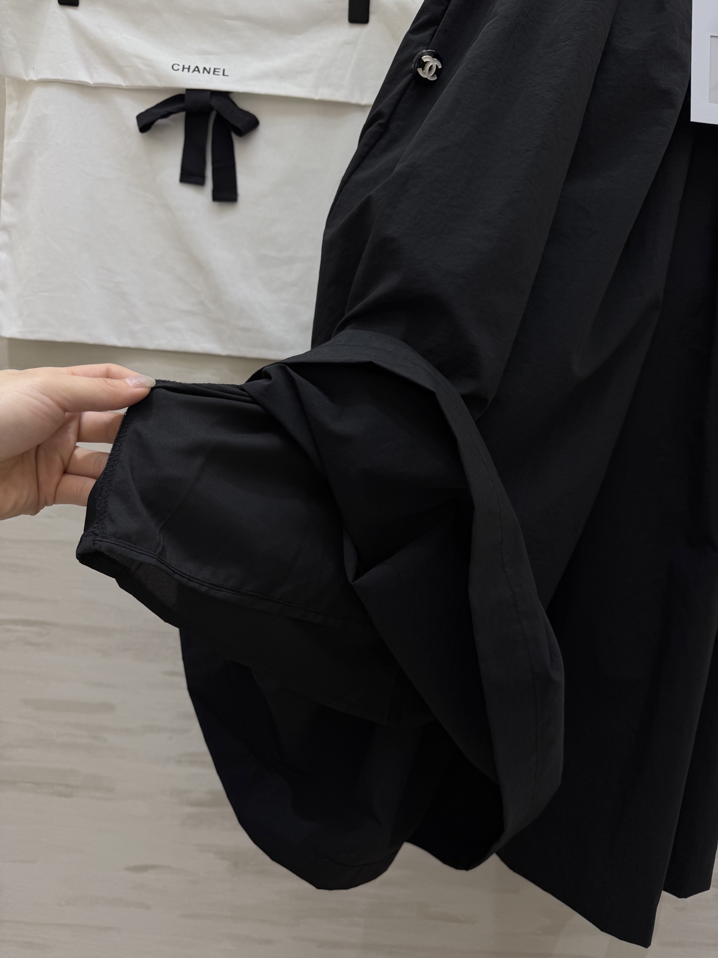 #Chane♡²⁶中古系列黑白褶皱裤裙 把松弛与利落穿在身上 松紧腰+大摆褶皱 舒适又藏肉 侧边开模纽扣