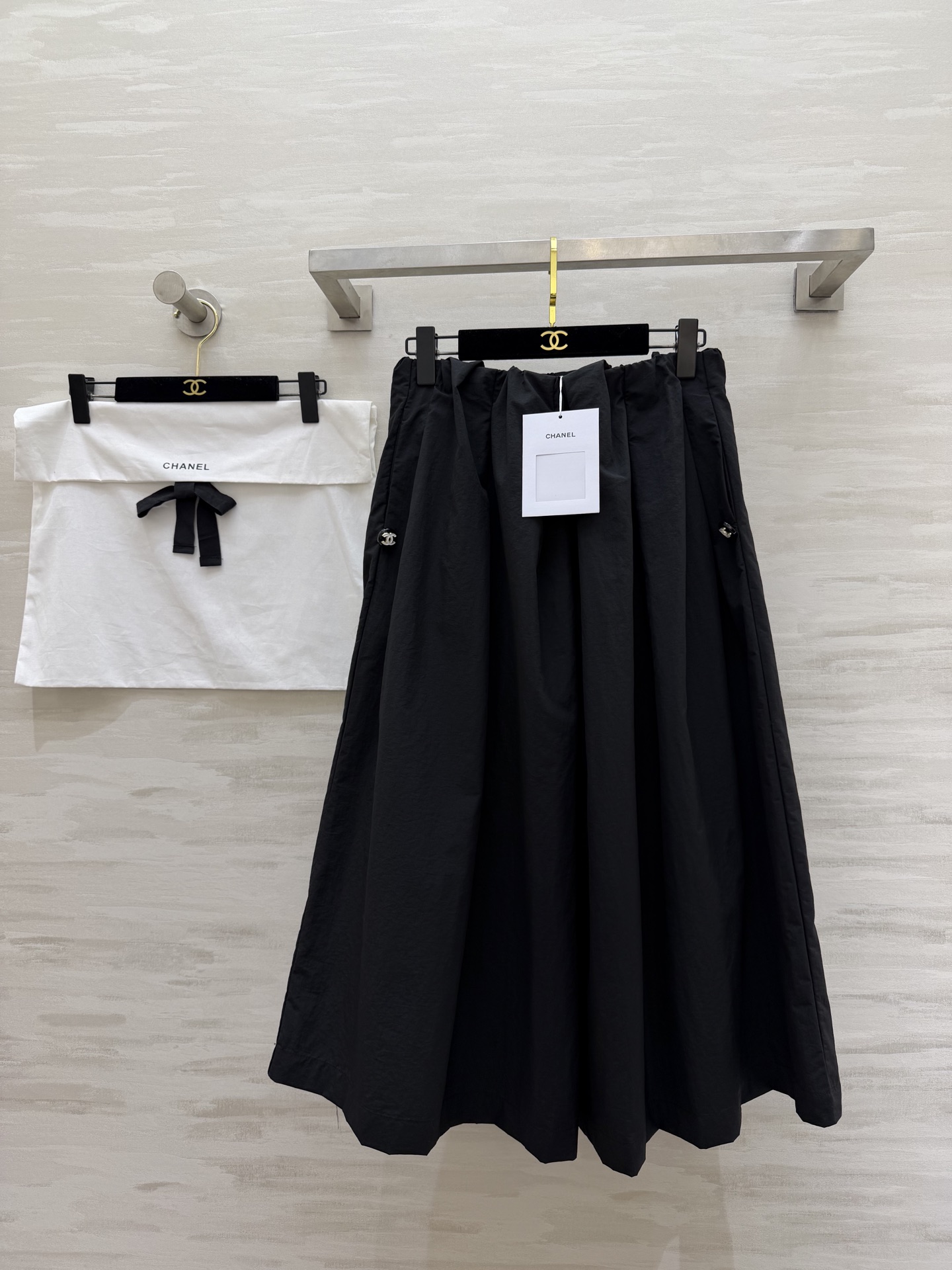 #Chane♡²⁶中古系列黑白褶皱裤裙 把松弛与利落穿在身上 松紧腰+大摆褶皱 舒适又藏肉 侧边开模纽扣