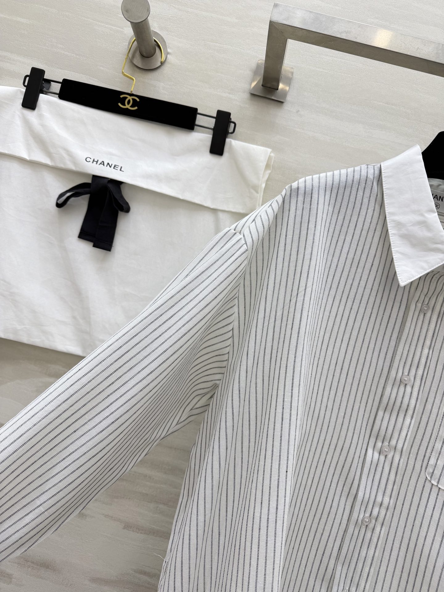 CHANEL 条纹控本命衬衫✨经典竖条纹+撞色翻领设计口袋双C刺绣低调显贵宽松版型藏肉又显瘦高级感直接拉
