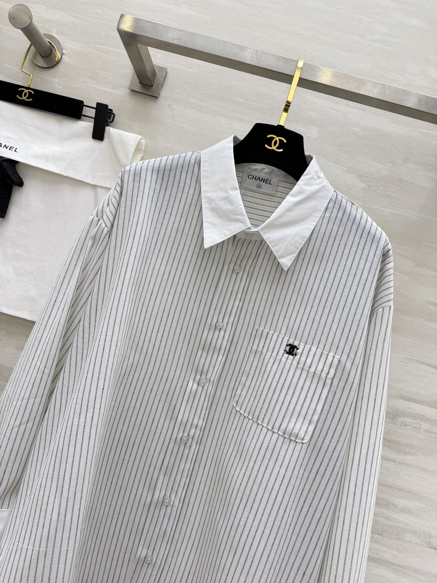 CHANEL 条纹控本命衬衫✨经典竖条纹+撞色翻领设计口袋双C刺绣低调显贵宽松版型藏肉又显瘦高级感直接拉