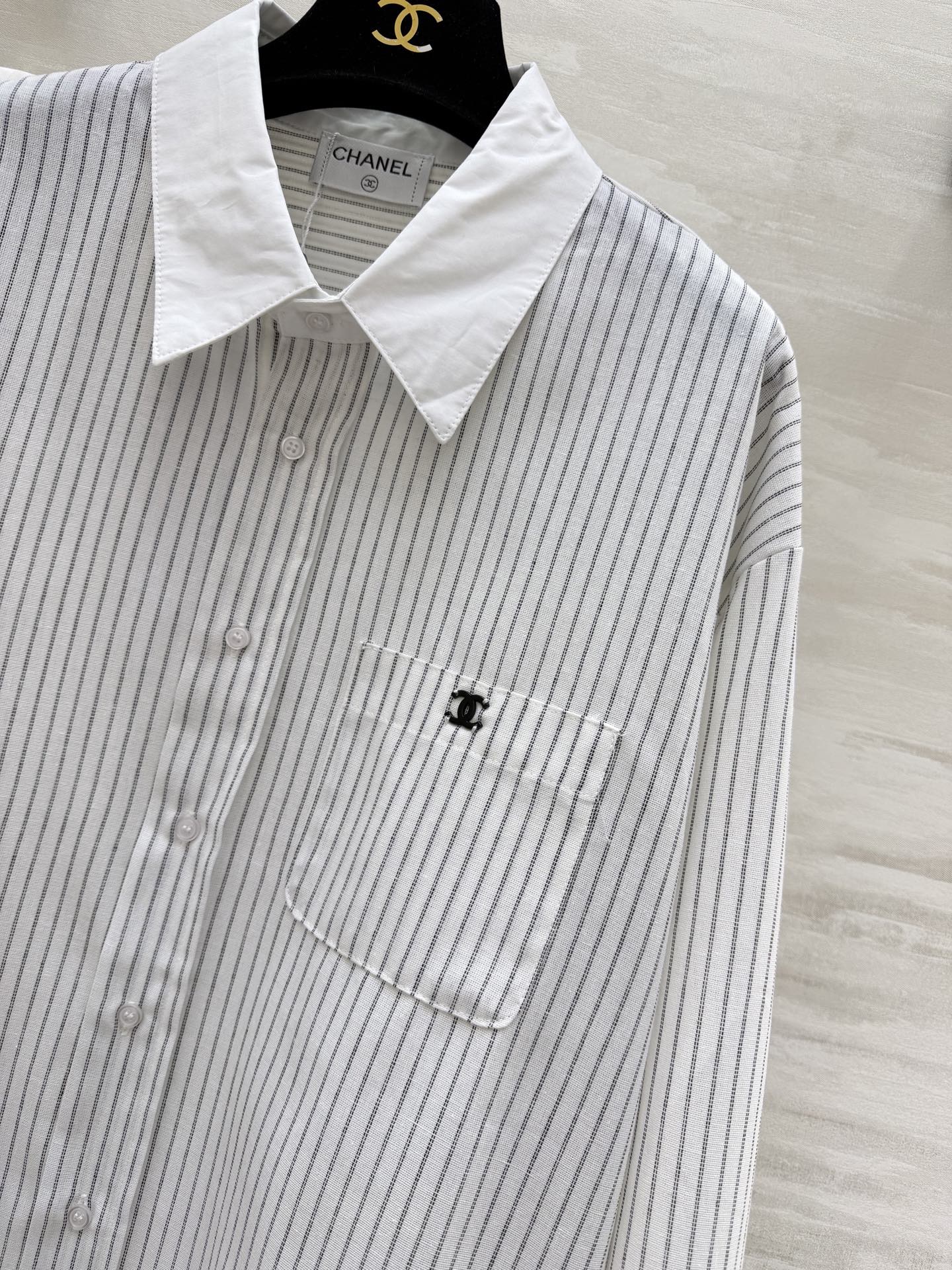 CHANEL 条纹控本命衬衫✨经典竖条纹+撞色翻领设计口袋双C刺绣低调显贵宽松版型藏肉又显瘦高级感直接拉