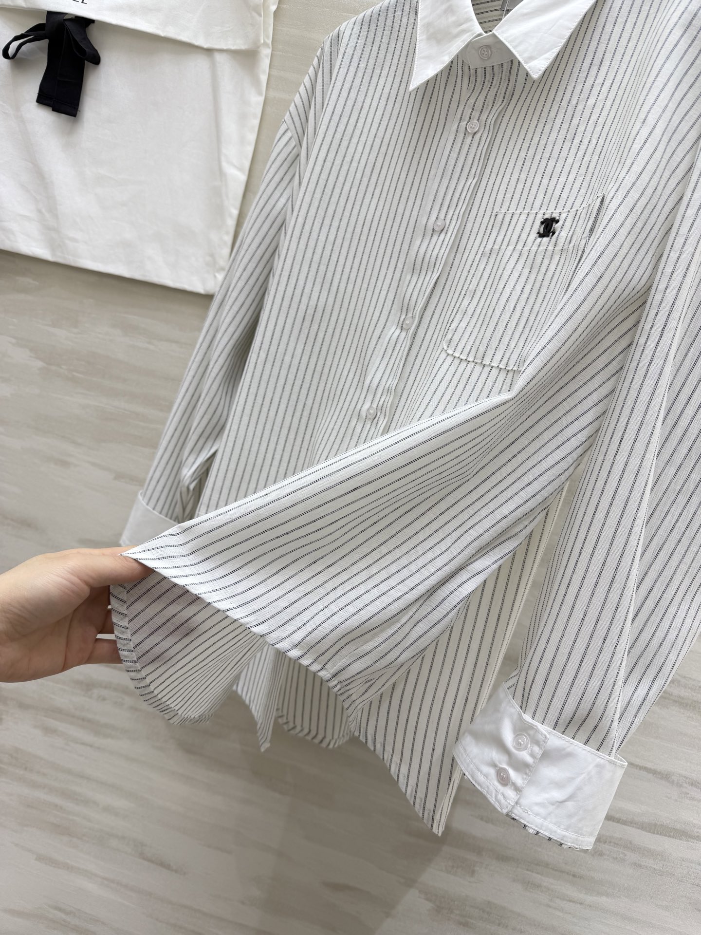CHANEL 条纹控本命衬衫✨经典竖条纹+撞色翻领设计口袋双C刺绣低调显贵宽松版型藏肉又显瘦高级感直接拉