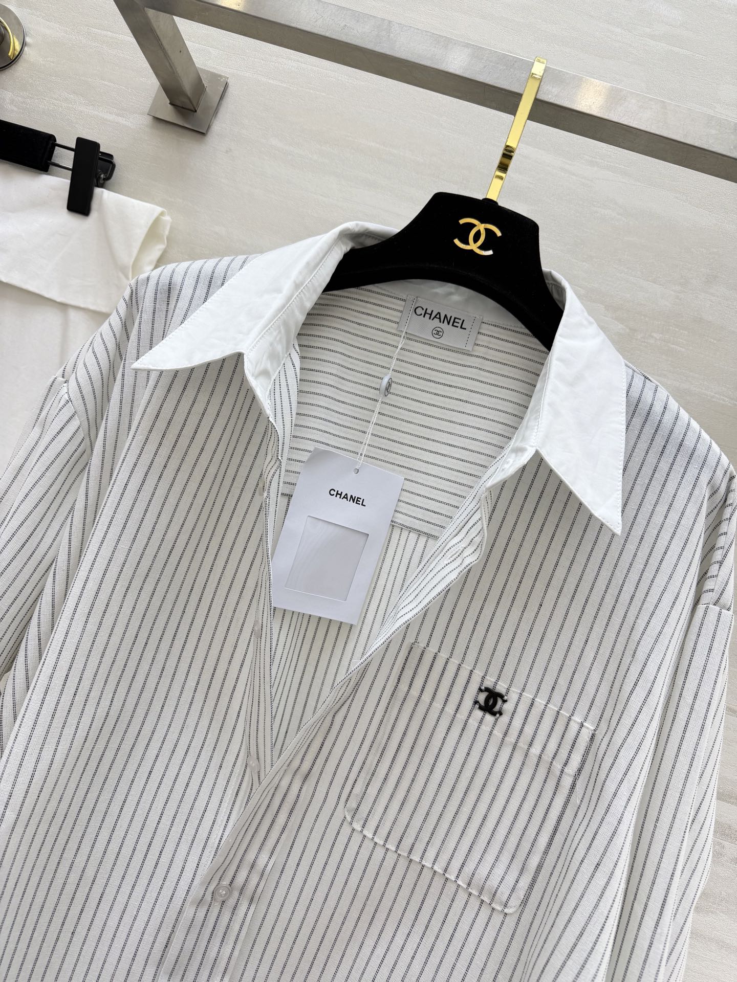 CHANEL 条纹控本命衬衫✨经典竖条纹+撞色翻领设计口袋双C刺绣低调显贵宽松版型藏肉又显瘦高级感直接拉