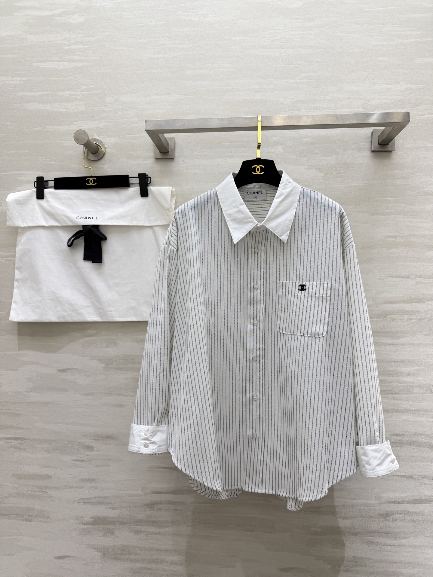 CHANEL 条纹控本命衬衫✨经典竖条纹+撞色翻领设计口袋双C刺绣低调显贵宽松版型藏肉又显瘦高级感直接拉
