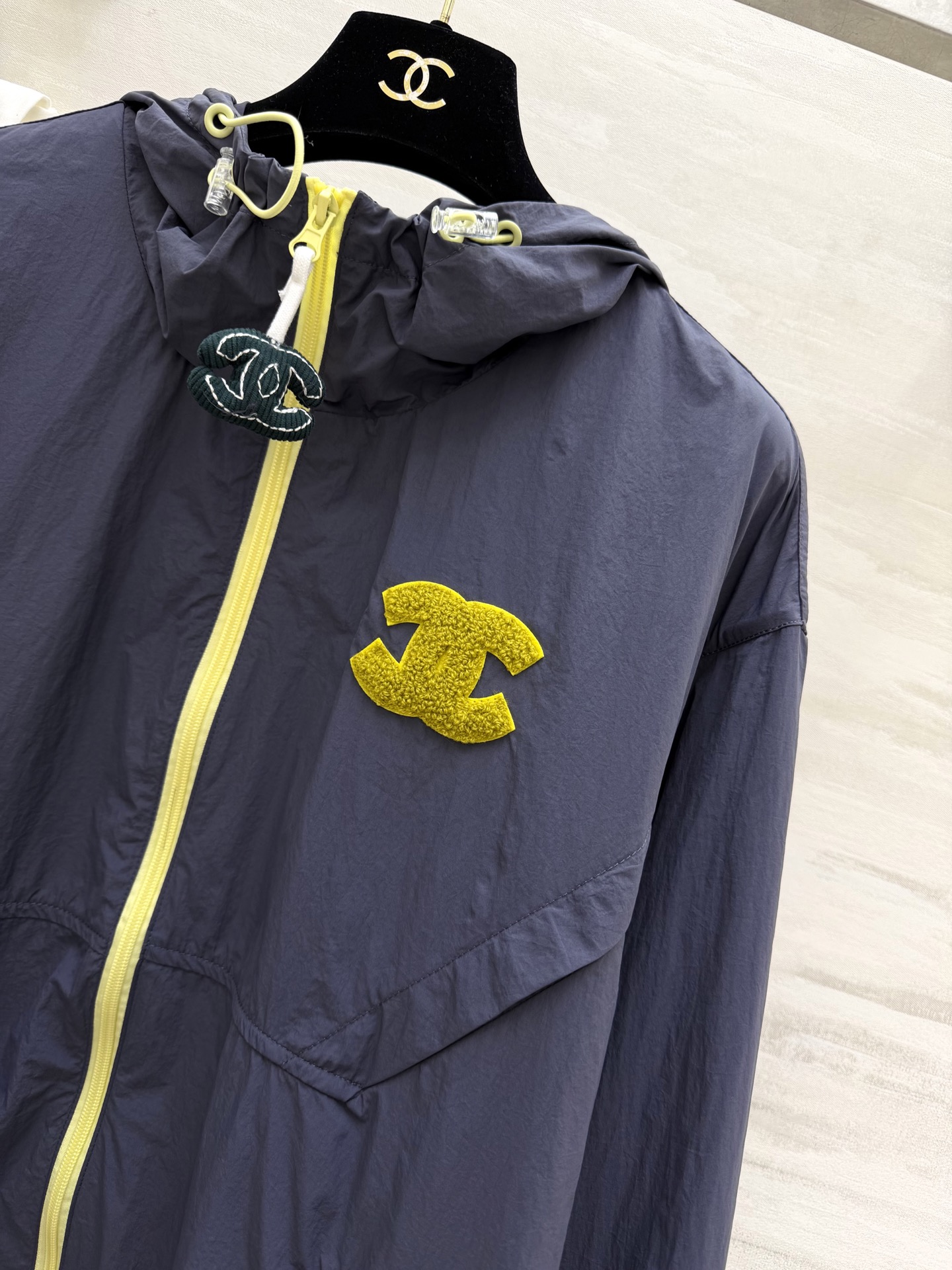 CHANE♡ 防晒连帽外套衣🌿轻薄透气面料，防晒又防风🌬标志性毛巾绣双C logo，低调显贵撞色拉链+抽