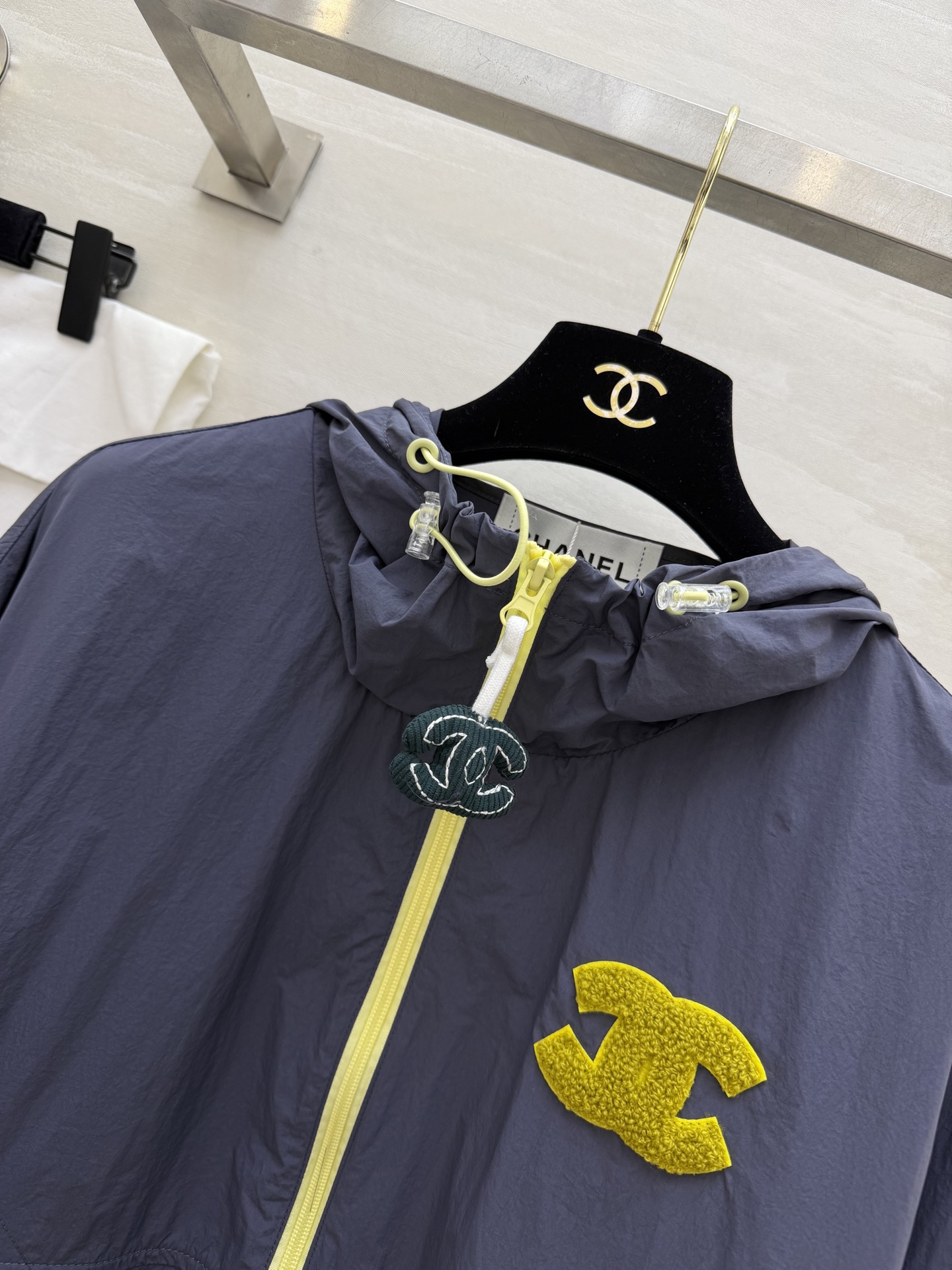 CHANE♡ 防晒连帽外套衣🌿轻薄透气面料，防晒又防风🌬标志性毛巾绣双C logo，低调显贵撞色拉链+抽