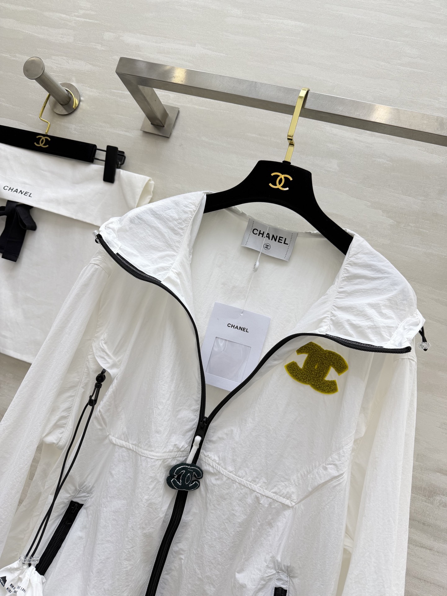 CHANE♡ 防晒连帽外套衣🌿轻薄透气面料，防晒又防风🌬标志性毛巾绣双C logo，低调显贵撞色拉链+抽