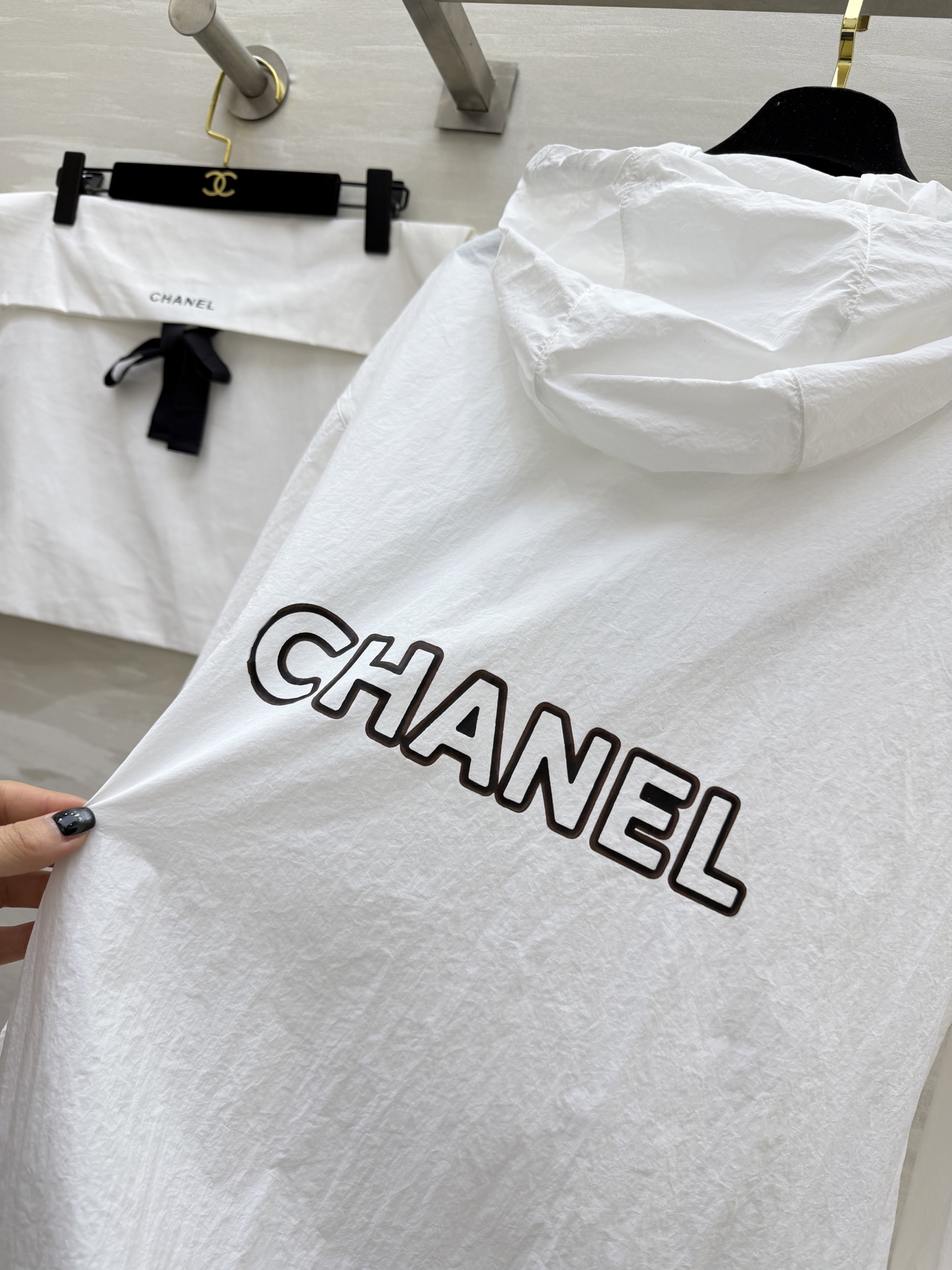 CHANE♡ 防晒连帽外套衣🌿轻薄透气面料，防晒又防风🌬标志性毛巾绣双C logo，低调显贵撞色拉链+抽