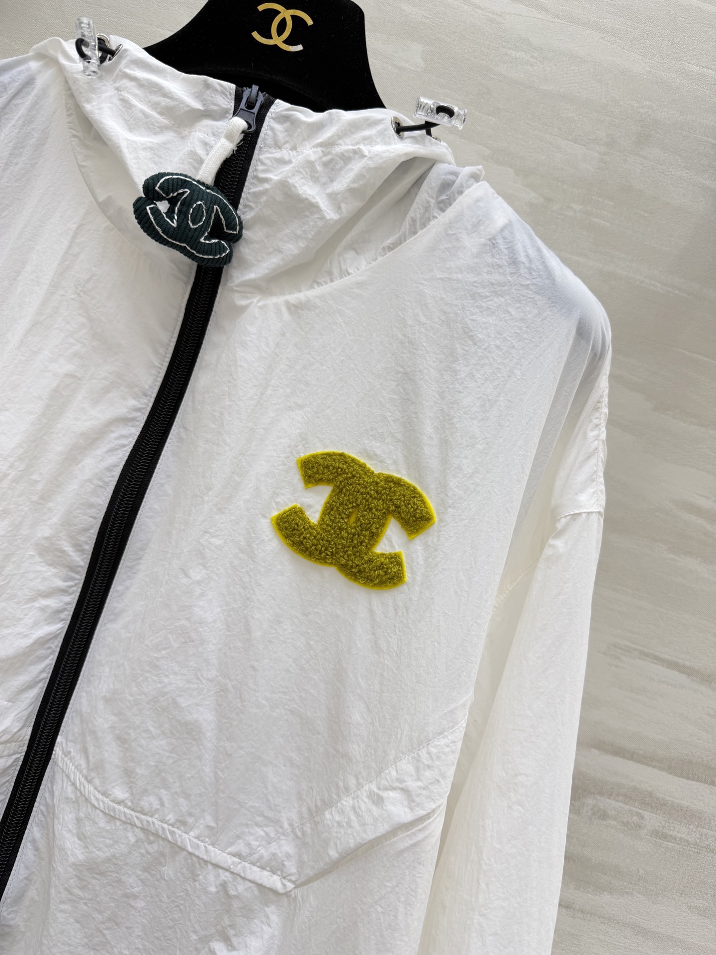 CHANE♡ 防晒连帽外套衣🌿轻薄透气面料，防晒又防风🌬标志性毛巾绣双C logo，低调显贵撞色拉链+抽