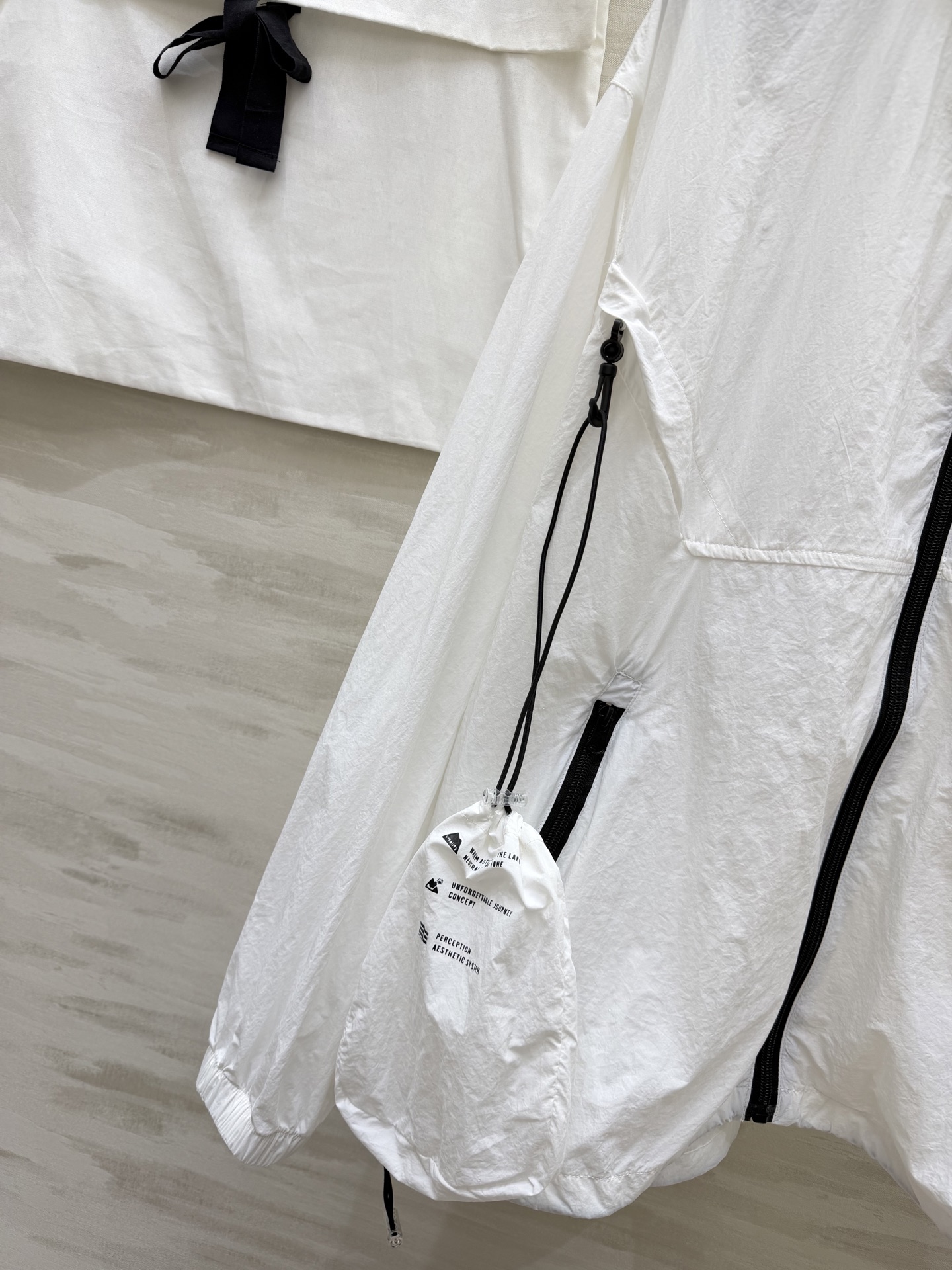 CHANE♡ 防晒连帽外套衣🌿轻薄透气面料，防晒又防风🌬标志性毛巾绣双C logo，低调显贵撞色拉链+抽