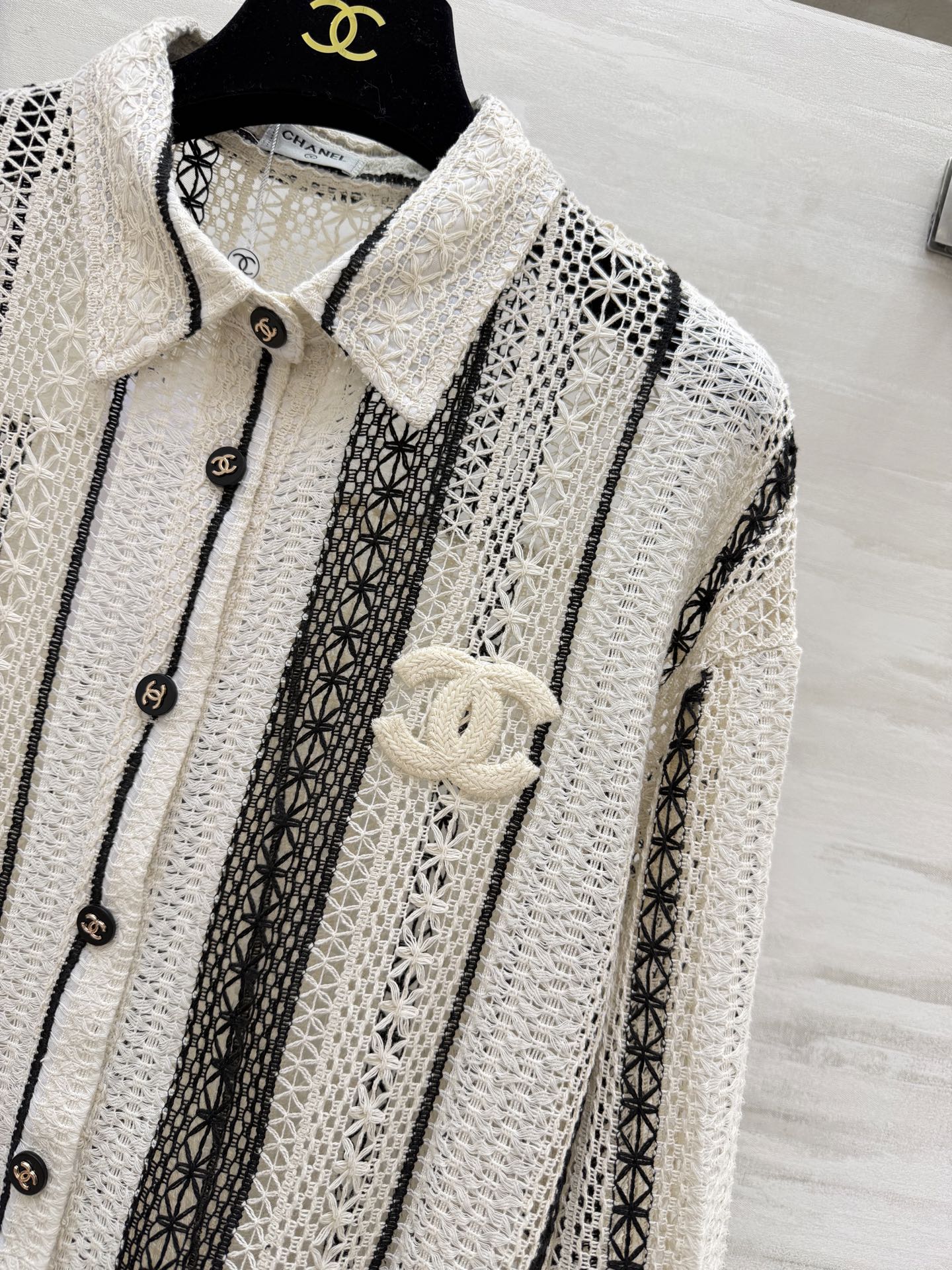 #Chane♡²⁶春夏新款 肌理感镂空衬衣 温柔调撞上精致蕾丝肌理 香风条纹镂空自带高级氛围感 重工钩花