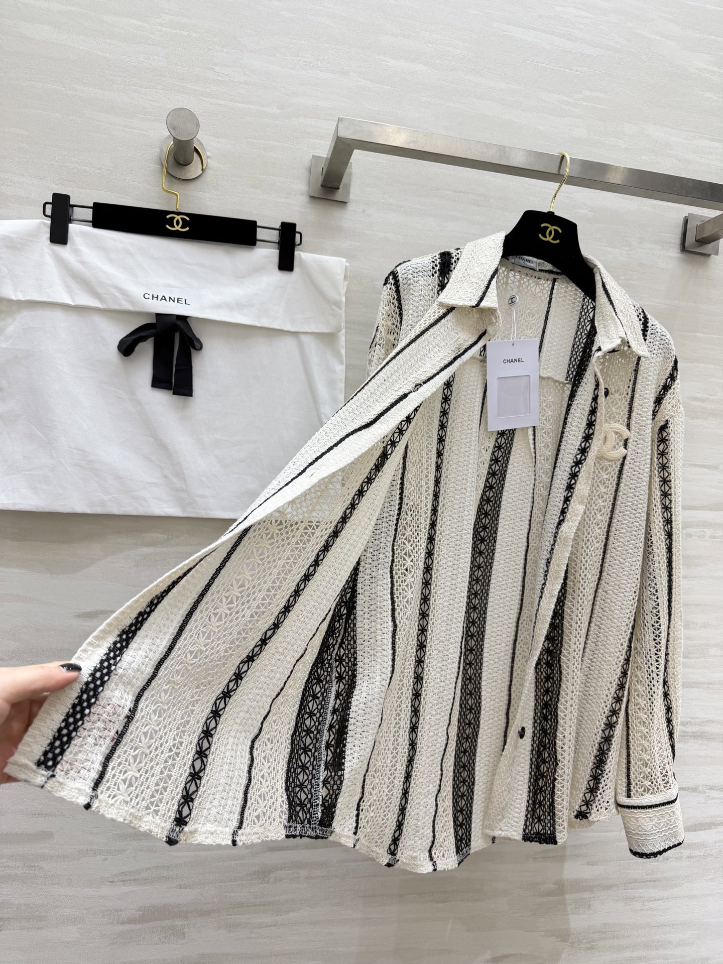 #Chane♡²⁶春夏新款 肌理感镂空衬衣 温柔调撞上精致蕾丝肌理 香风条纹镂空自带高级氛围感 重工钩花