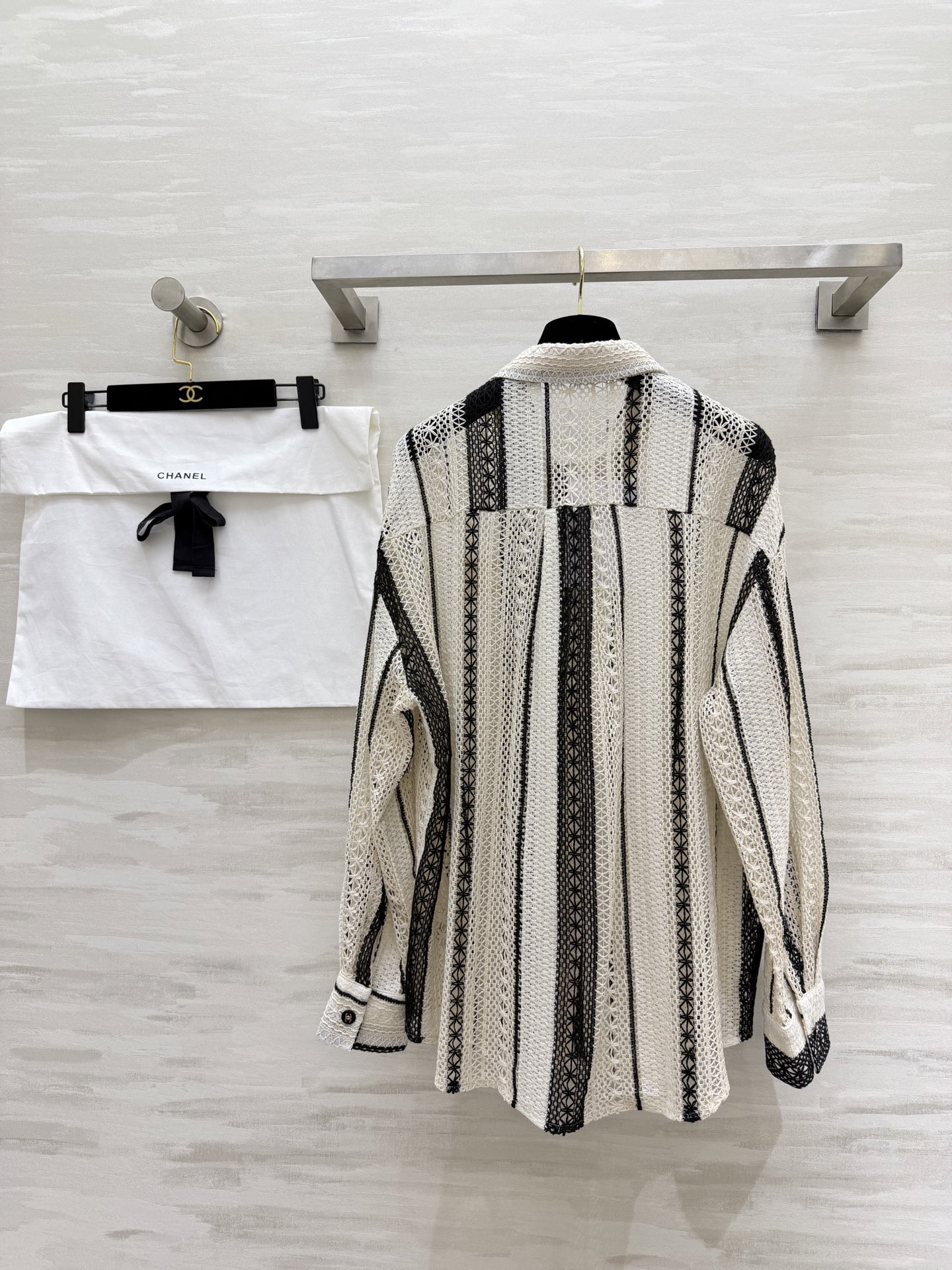 #Chane♡²⁶春夏新款 肌理感镂空衬衣 温柔调撞上精致蕾丝肌理 香风条纹镂空自带高级氛围感 重工钩花