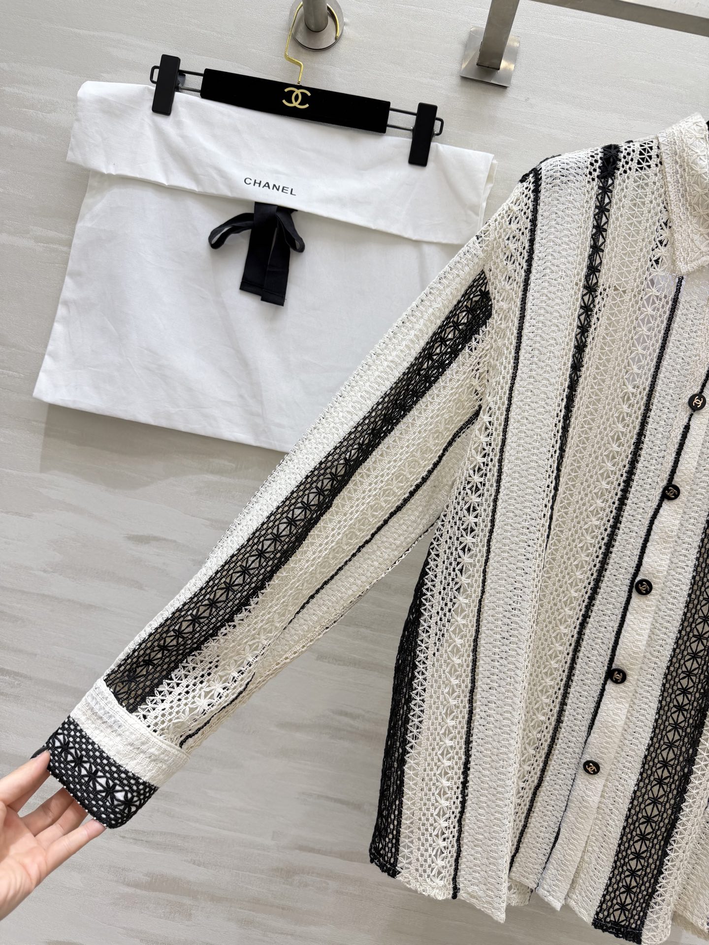 #Chane♡²⁶春夏新款 肌理感镂空衬衣 温柔调撞上精致蕾丝肌理 香风条纹镂空自带高级氛围感 重工钩花