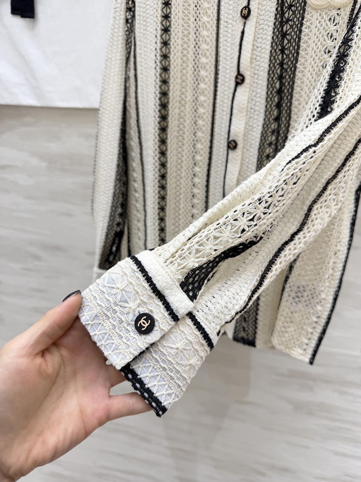 #Chane♡²⁶春夏新款 肌理感镂空衬衣 温柔调撞上精致蕾丝肌理 香风条纹镂空自带高级氛围感 重工钩花